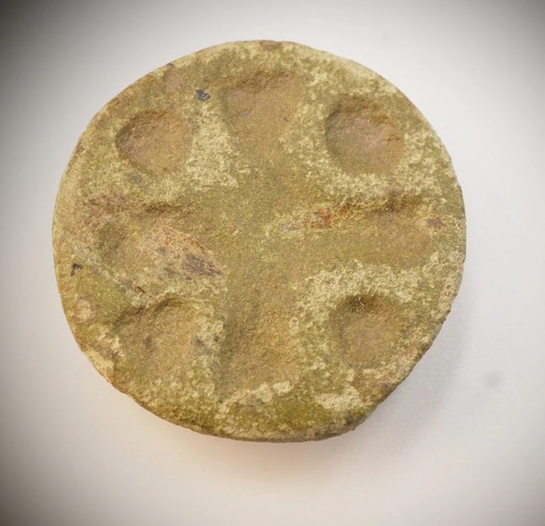 Carolingian / Viking Age Bronze disc brooch - 20 mm (No reserve price)