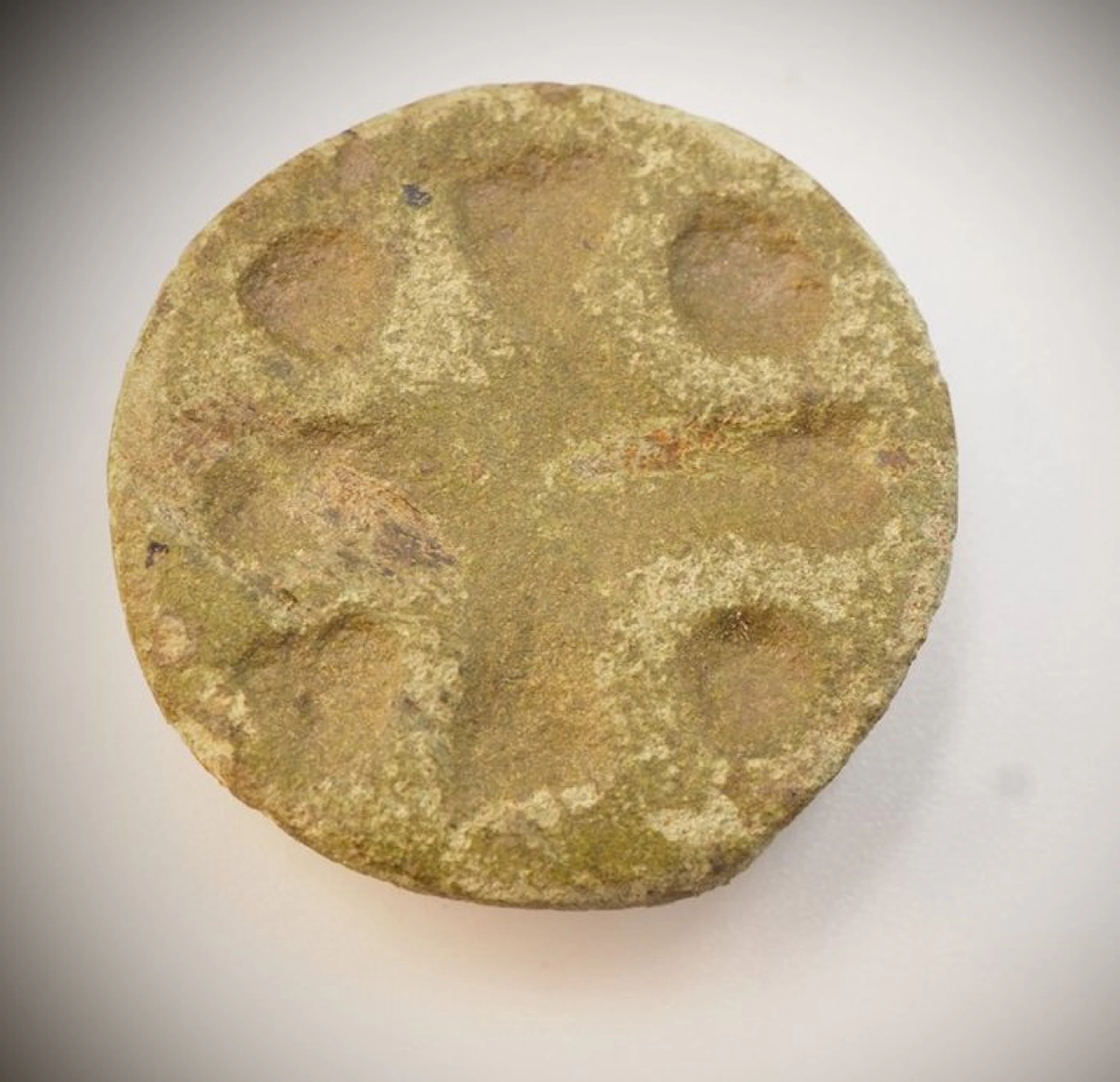 Carolingian / Viking Age Bronze disc brooch - 20 mm (No reserve price)