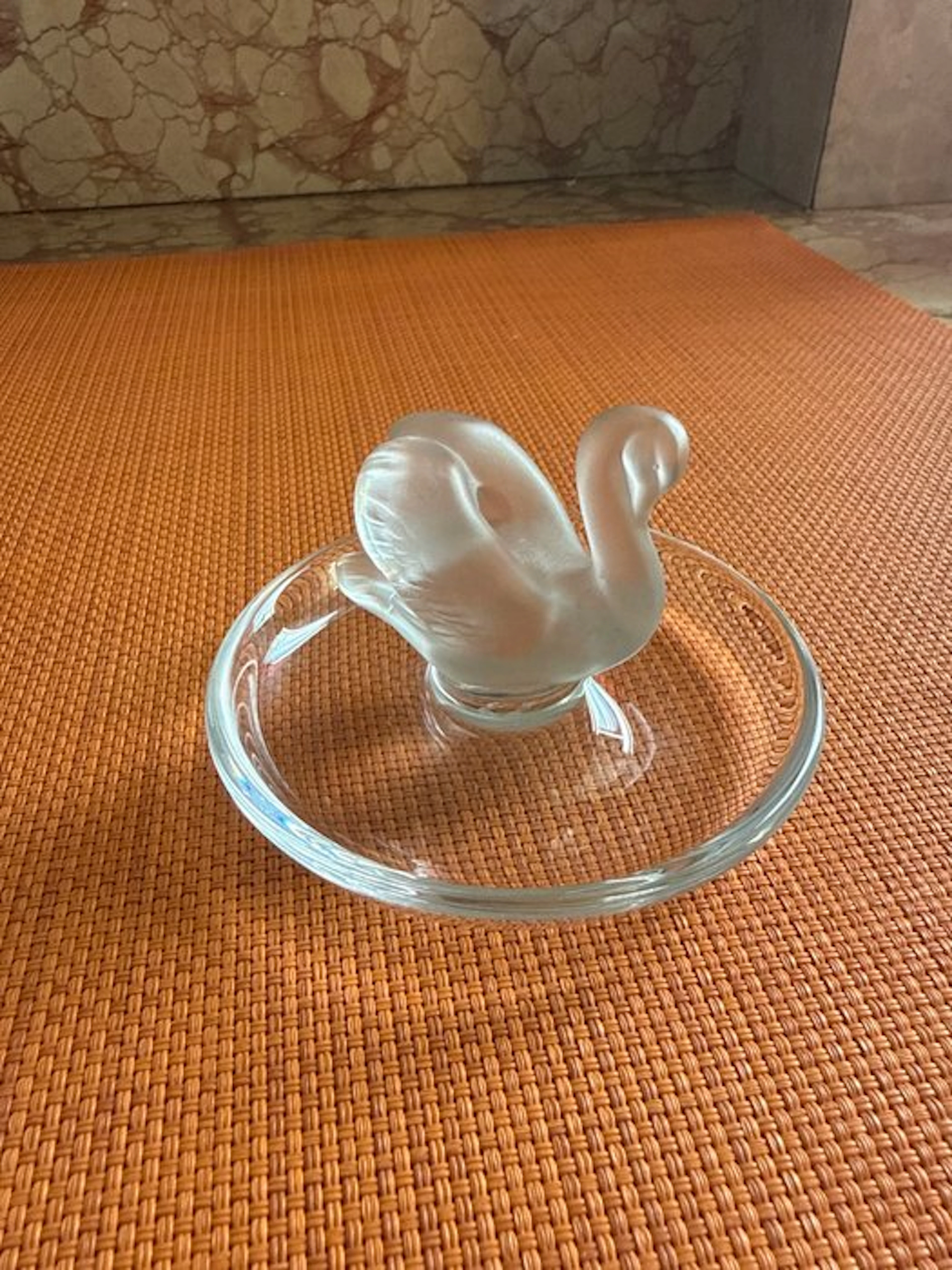 Lalique - Figurine - Cigno su piattino - Crystal
