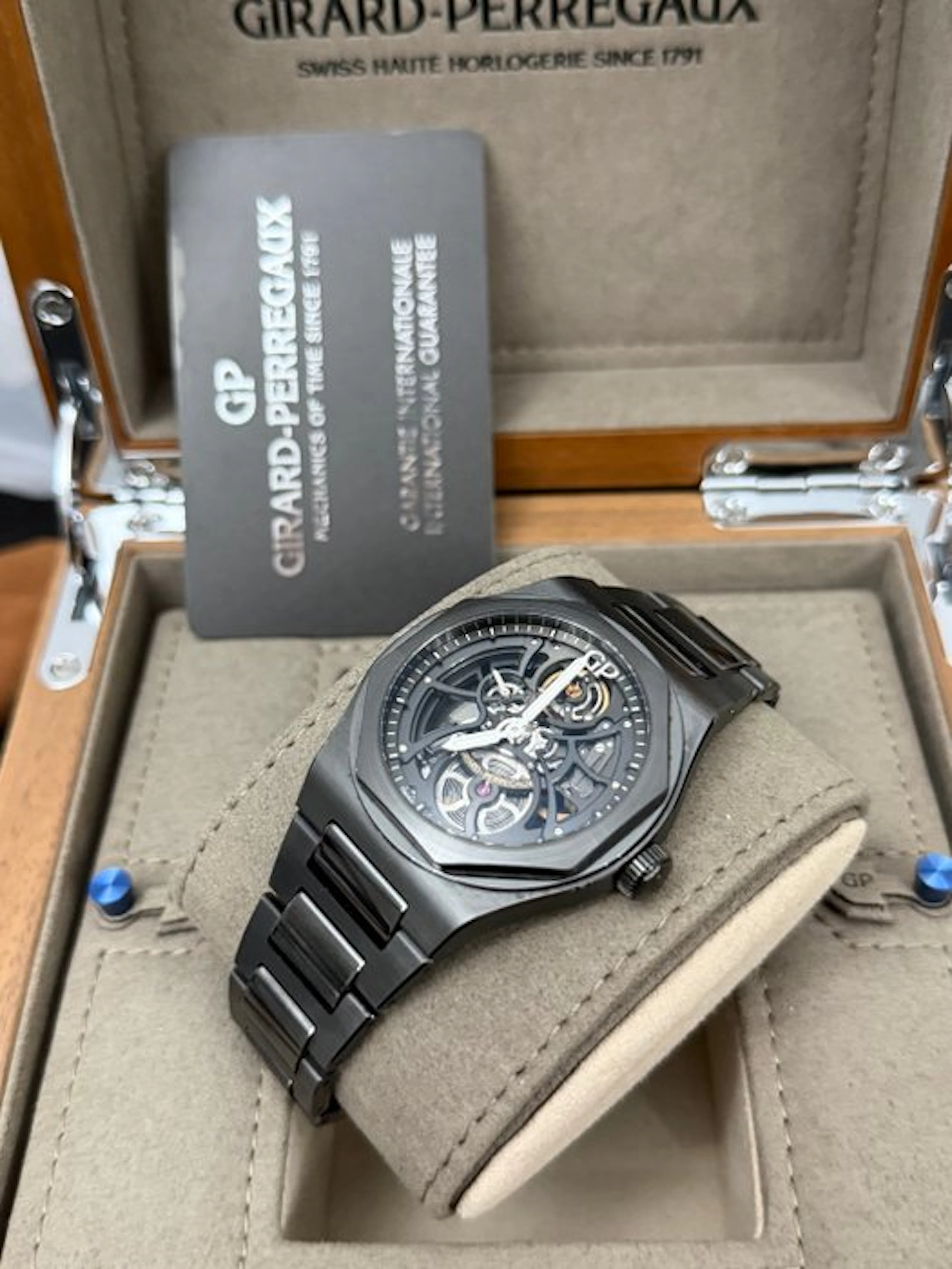 Girard-Perregaux - Laureato Skeleton - 81015-32-001-32A - Men - 2019
