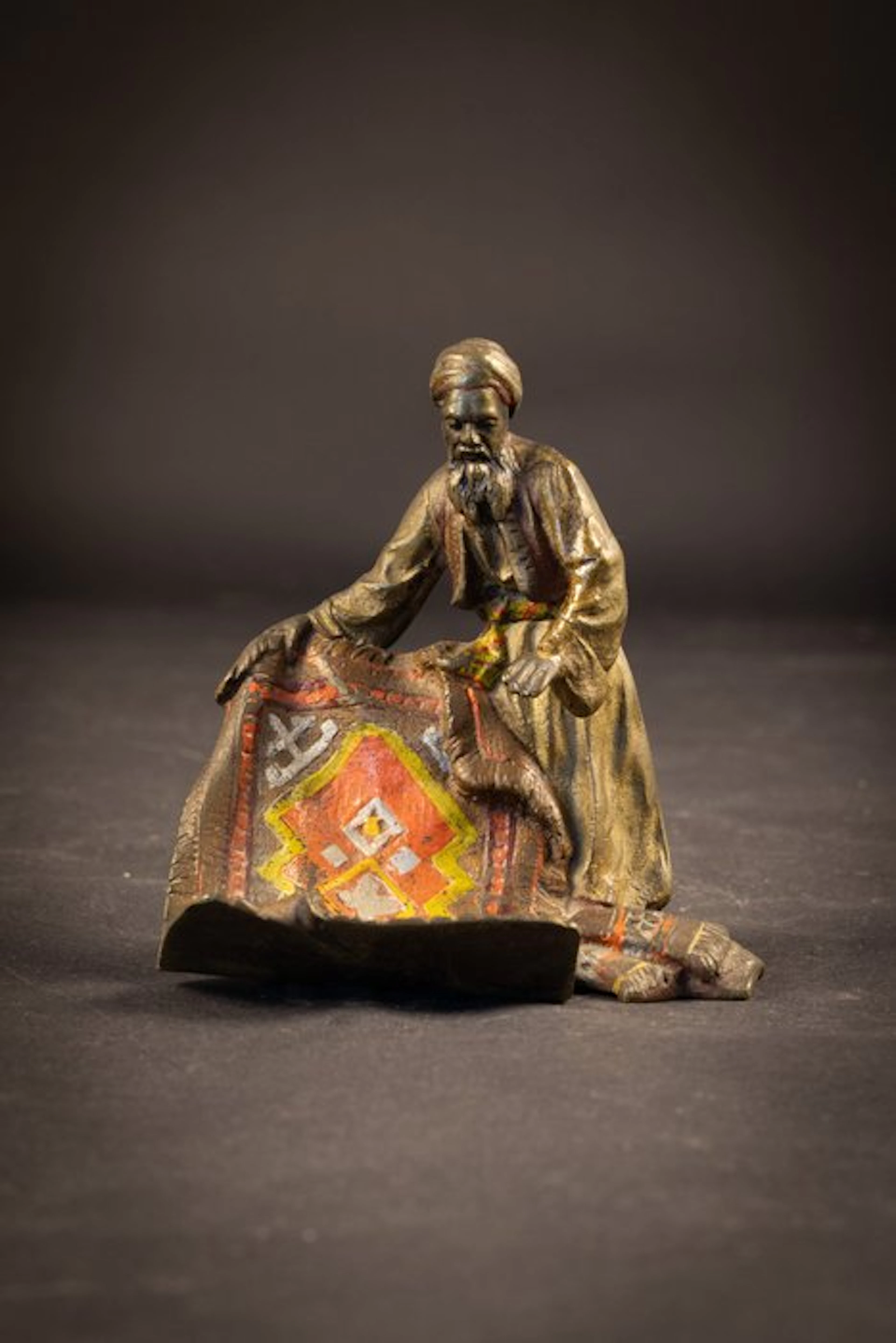 Wiener Werkstätte - Statuette, De tapijtverkoper - 9 cm - Cold painted bronze