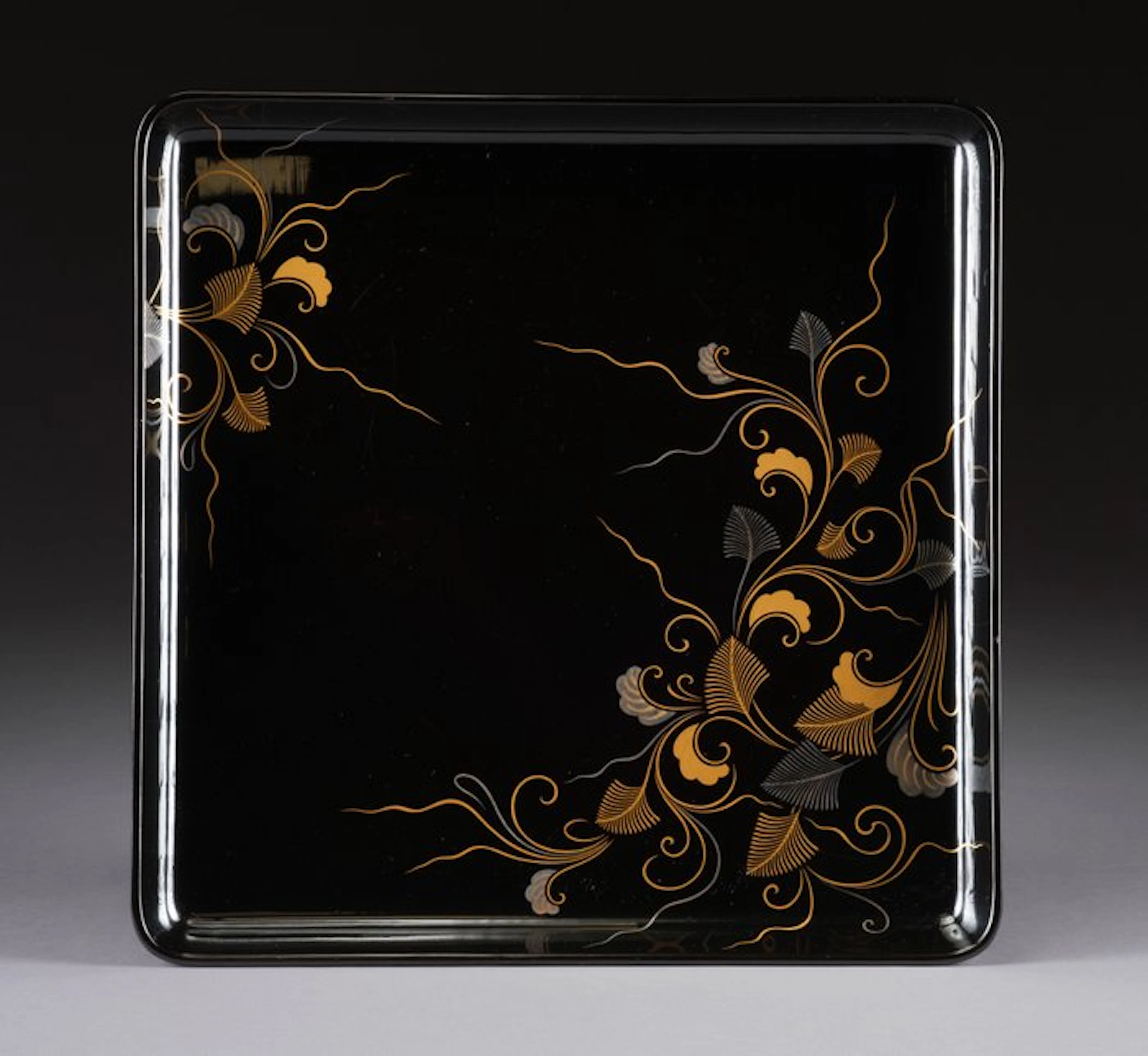 Raised display stand 花台 (ka'dai) - Lacquered wood - Japan...