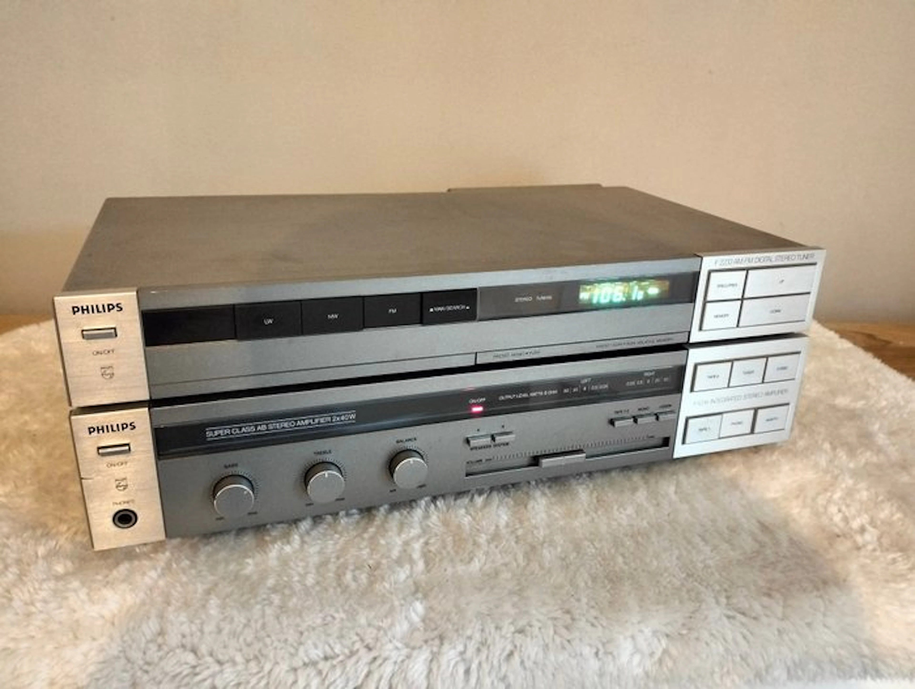 Philips - Amplifier F4234 2x40W + Tuner F2233 digital AM/FM – Silver Hi-fi set