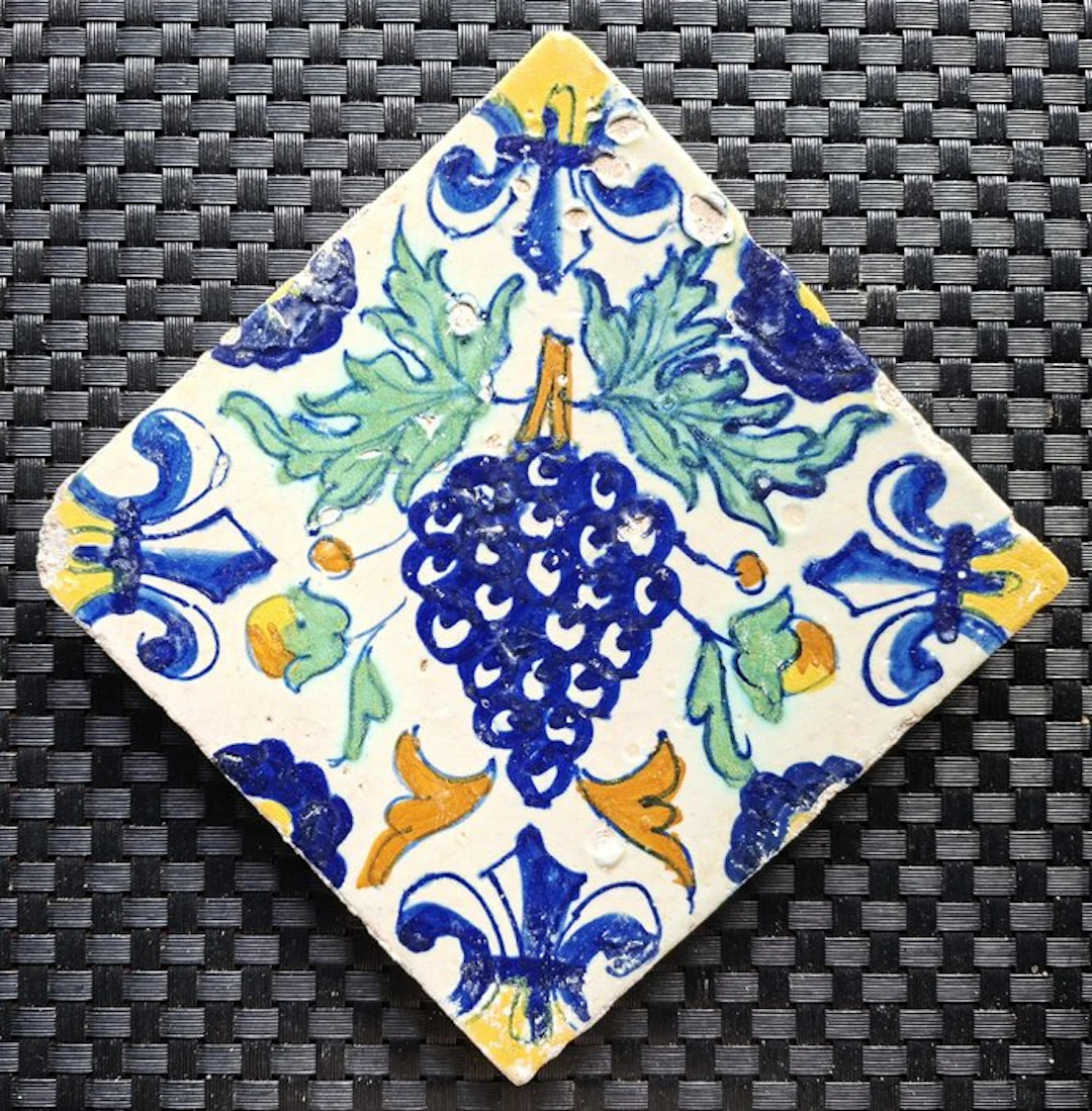 Tile - Antique tile with a cluster of grapes. - 1600-1650