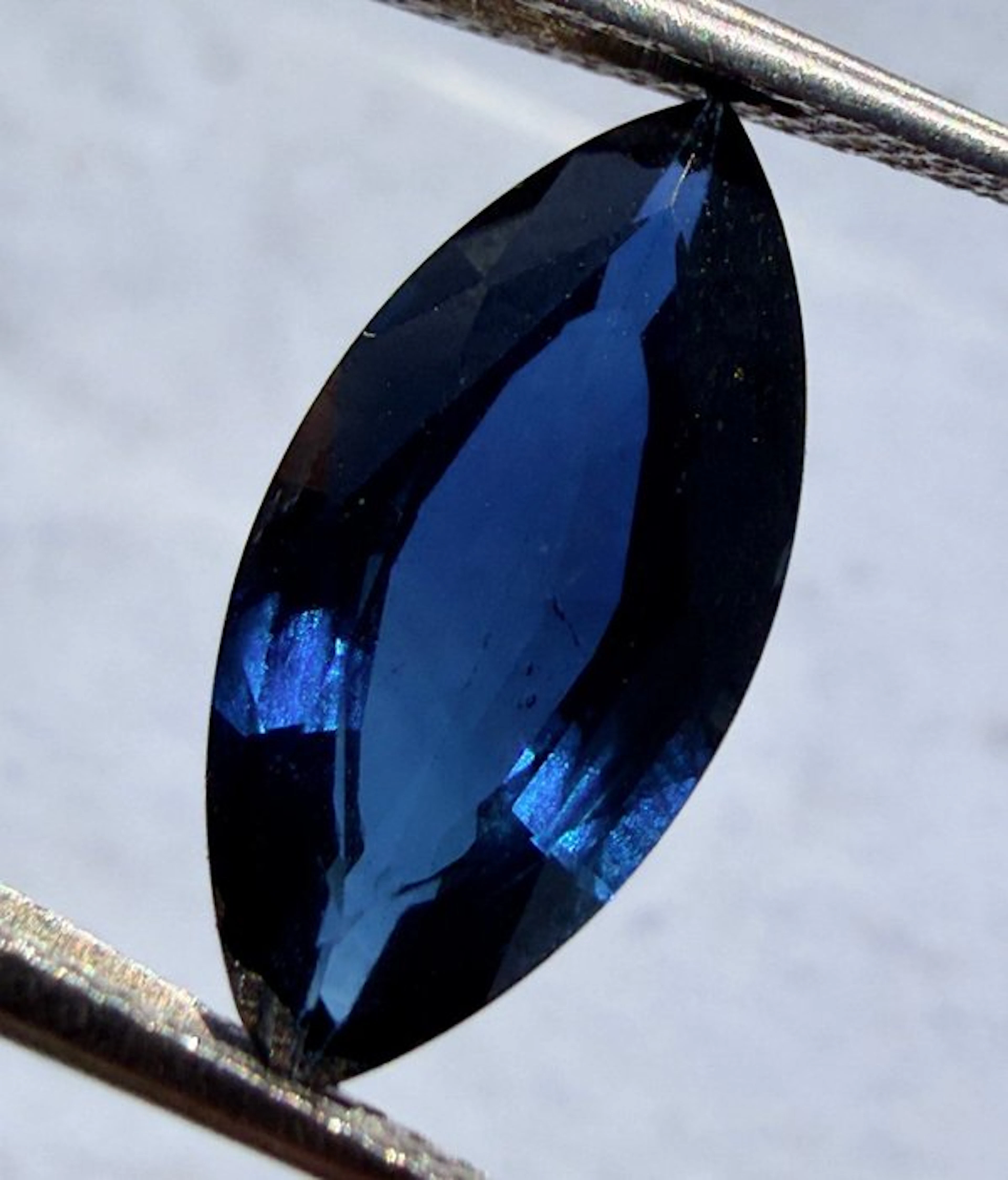 Blue Sapphire - 2.75 ct - Antwerp Laboratory for Gemstone...
