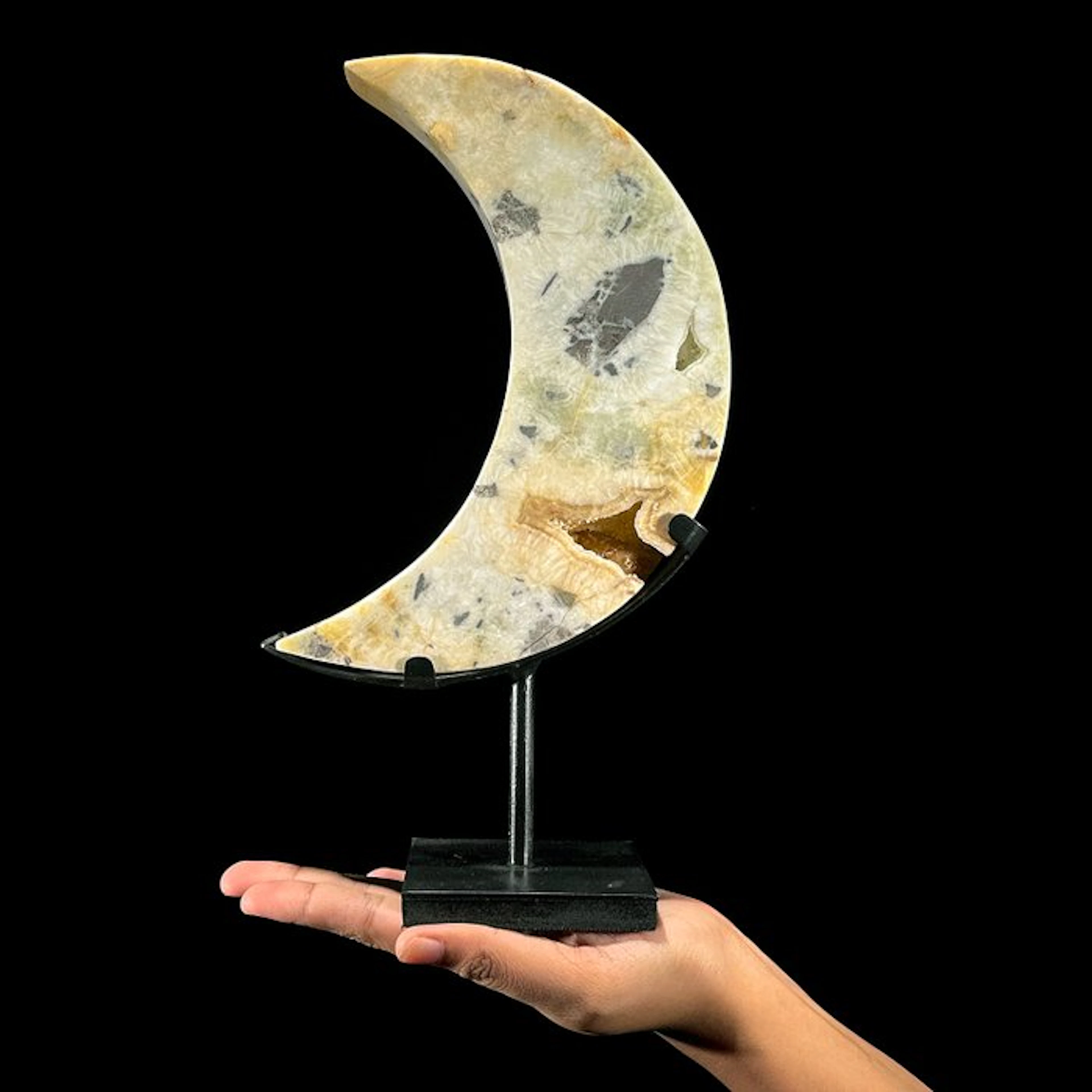 NO RESERVE PRICE - Stunning Onyx Crescent Moon-Shaped on...