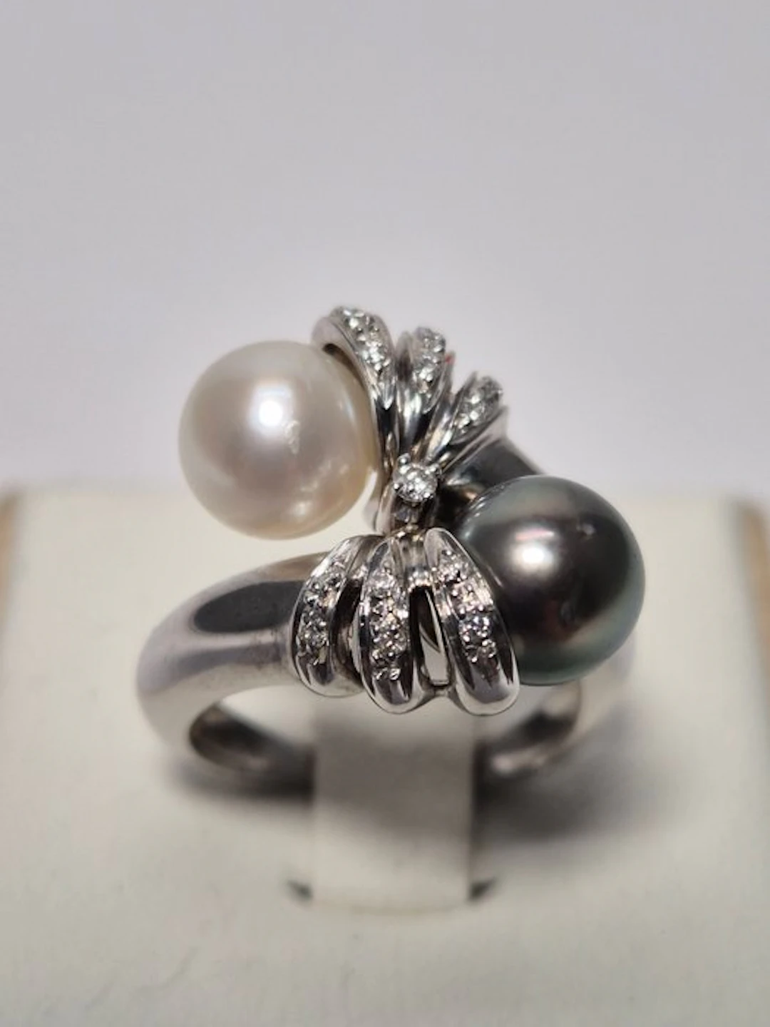 Ring - 18 kt. White gold - 0.14ct. tw. Pearl - Diamond - annoyed