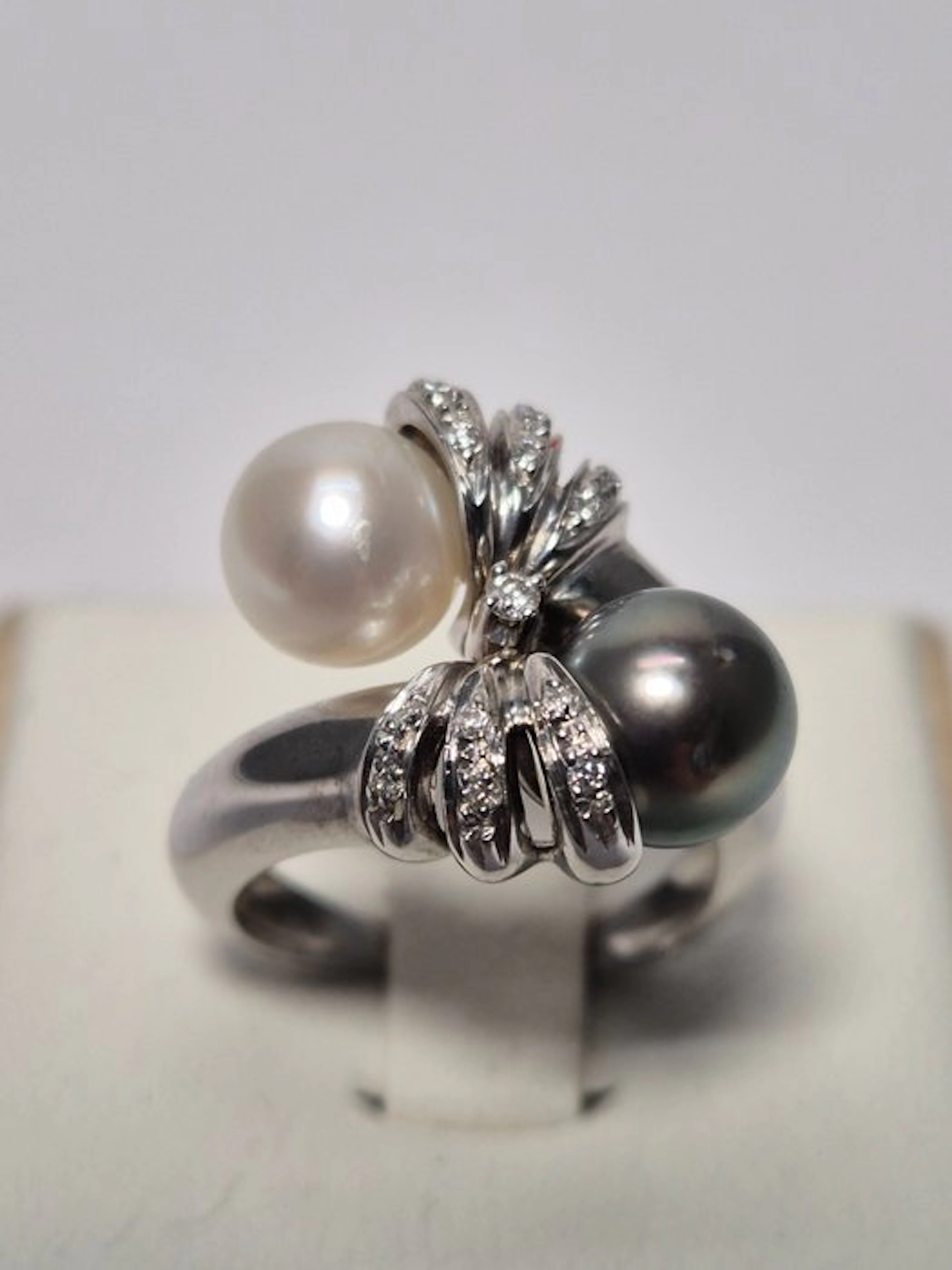 Ring - 18 kt. White gold - 0.14ct. tw. Pearl - Diamond - annoyed