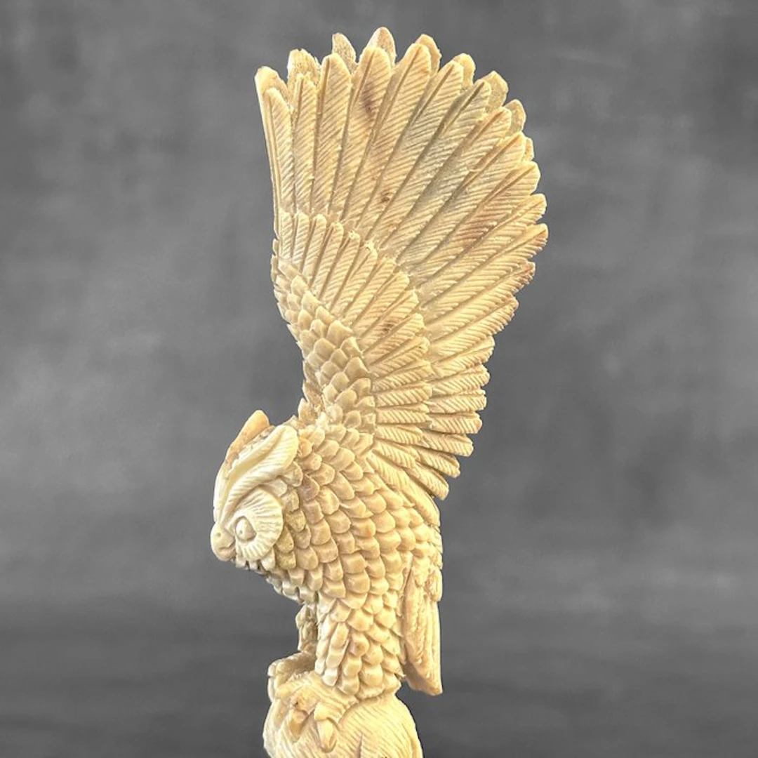 Carving, NO RESERVE PRICE - Stunning Owl carving from a...