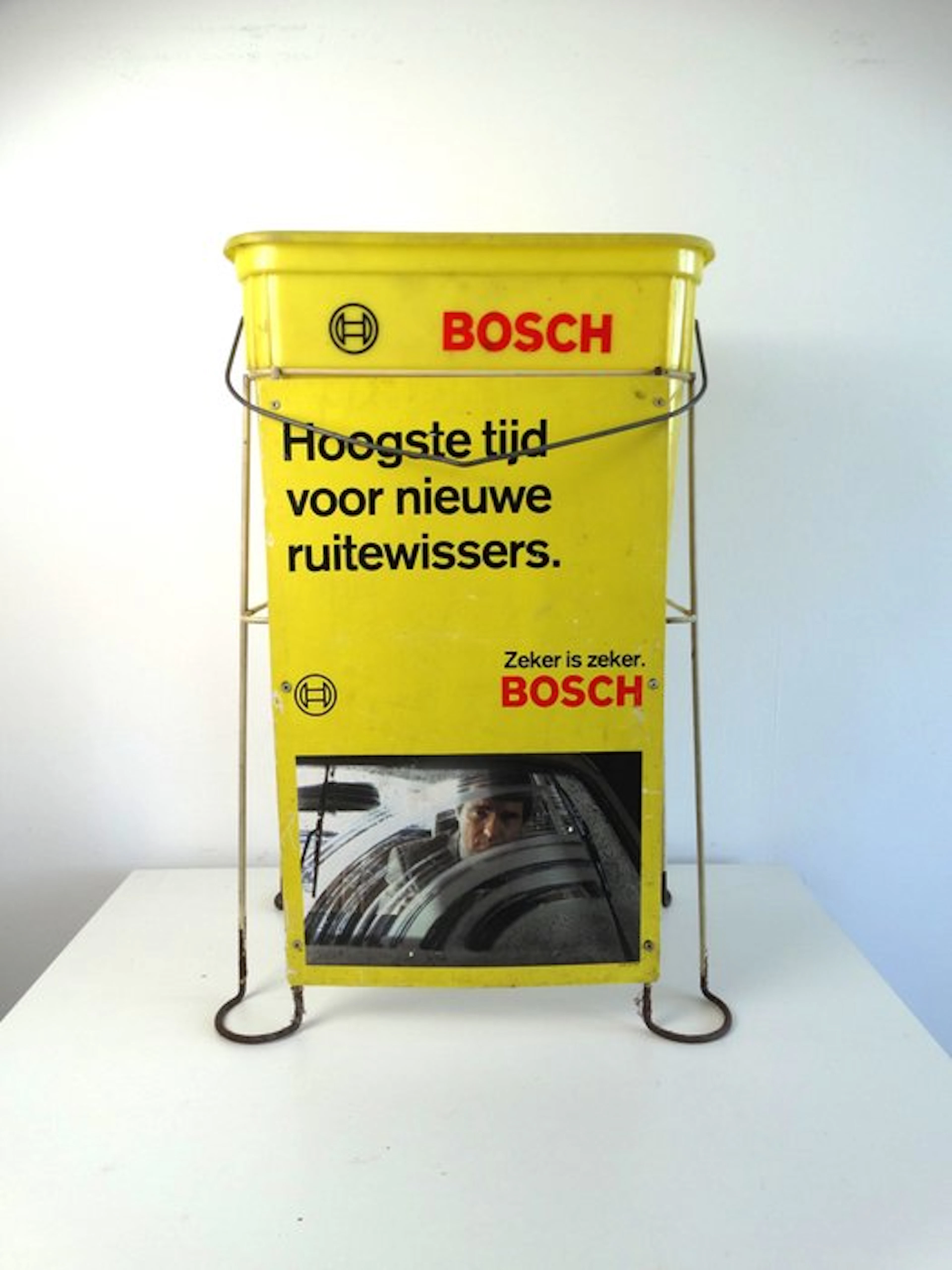 Reclamedisplay - Bosch - Emmer voor spons en ramenwisser in standaard. - 1975