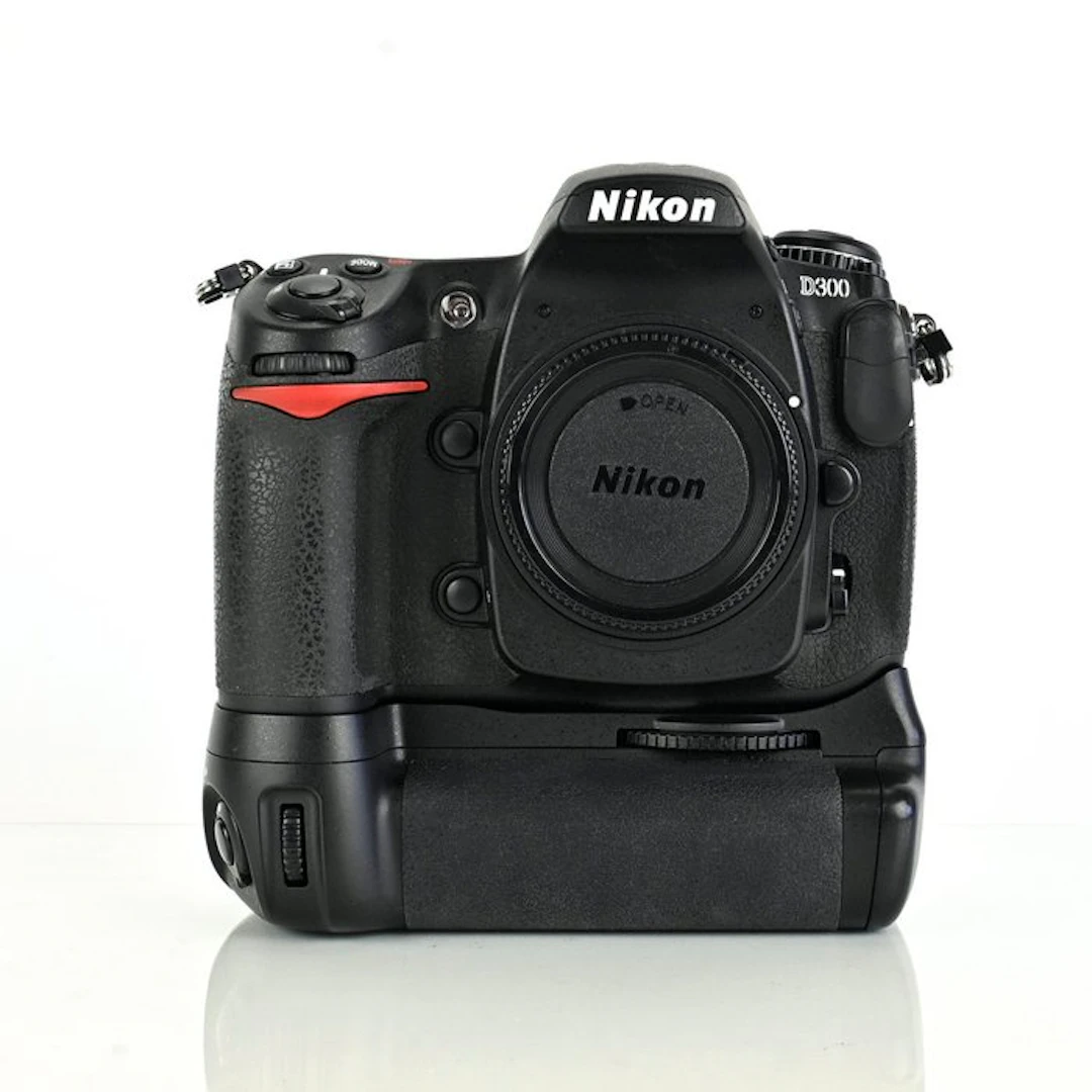 Nikon D300 + Meike Powergrip Digital reflex camera (DSLR)