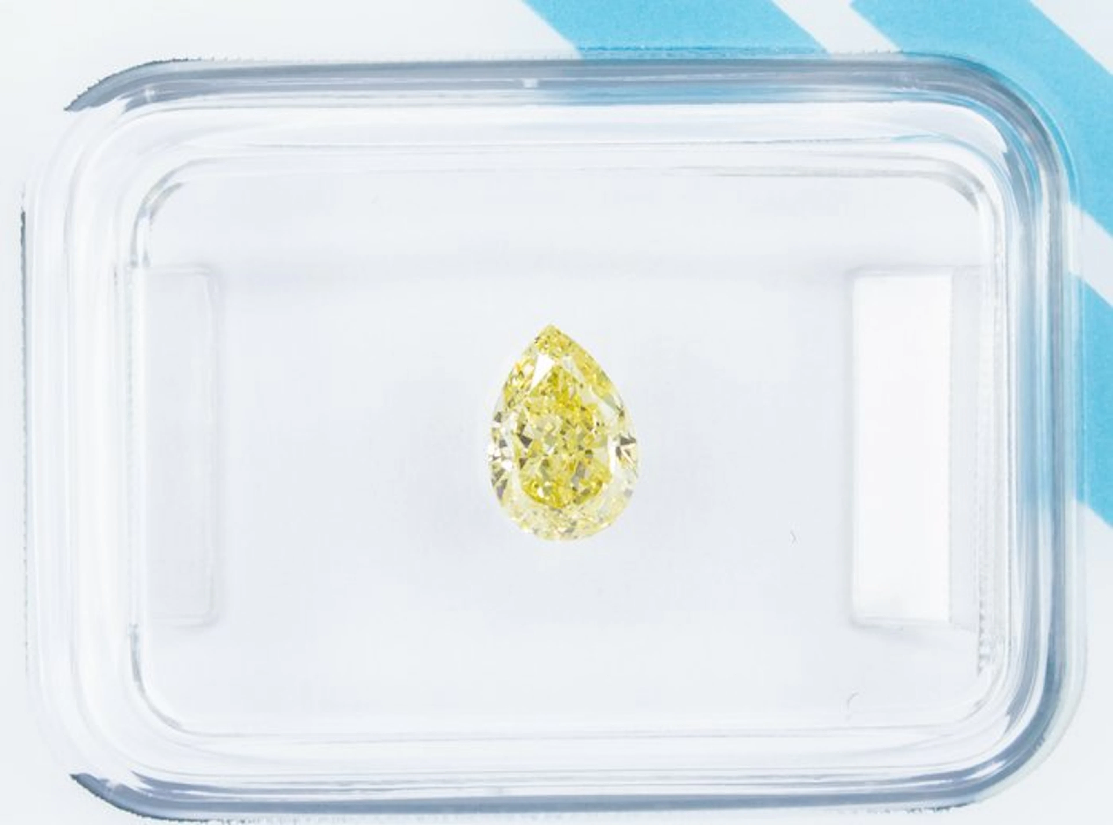 No reserve price - 1 pcs Diamond (Natural coloured)...