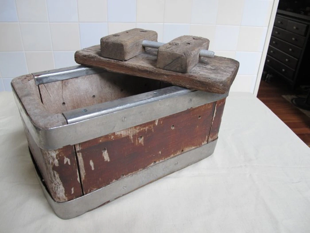 Mold Industrial design - Large heavy cheese mold