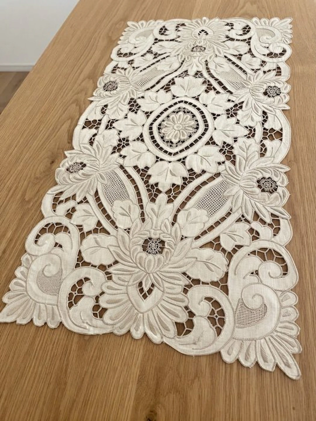 Embroidery - 70 cm - 35 cm - Motifs and Baroque foliage