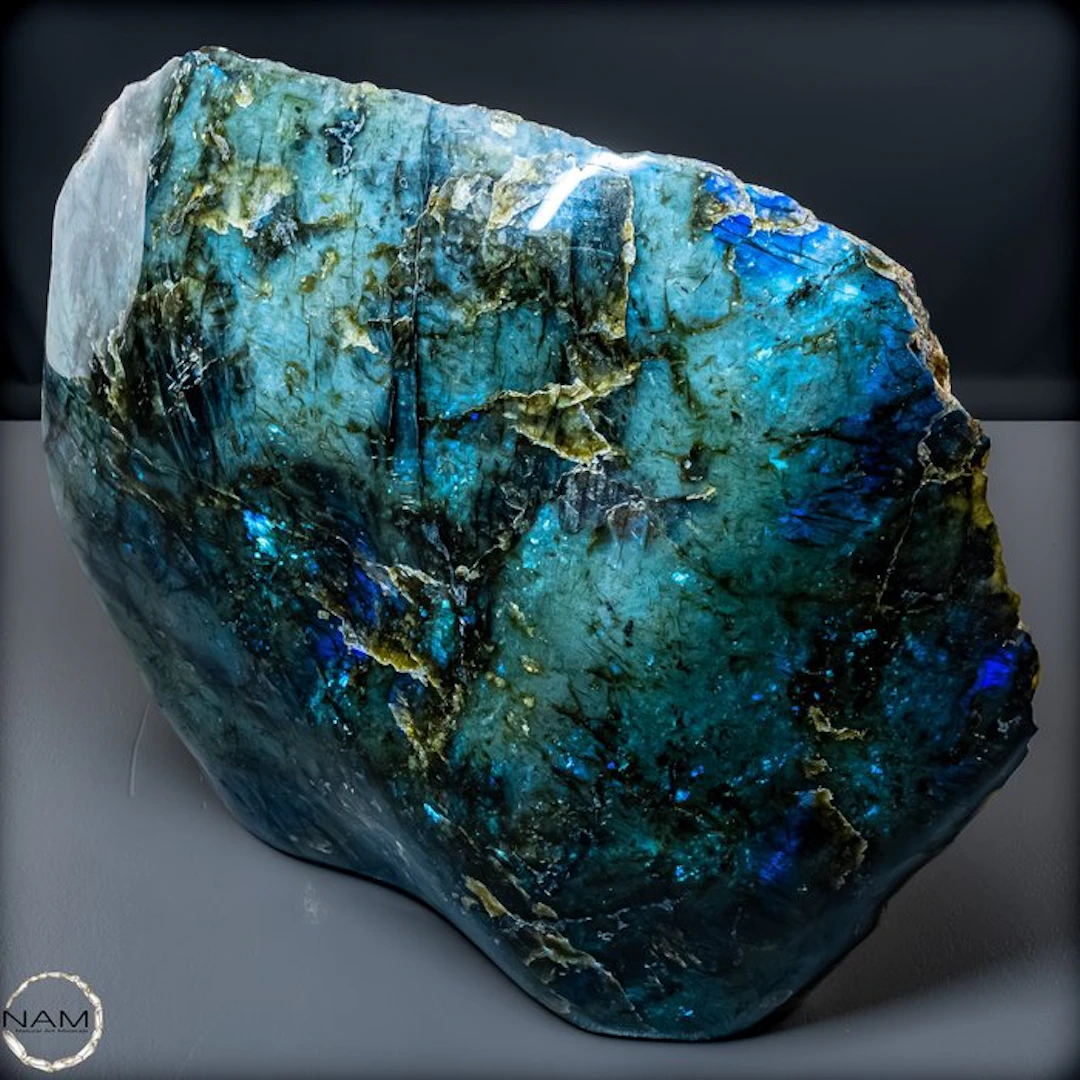 Natural labradorite from Madagascar – Nature's shimmering...