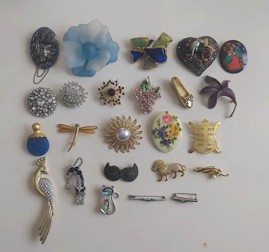 Themed collection - 24 vintage brooches
