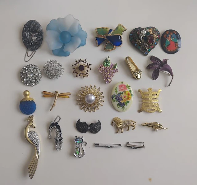 Themed collection - 24 vintage brooches