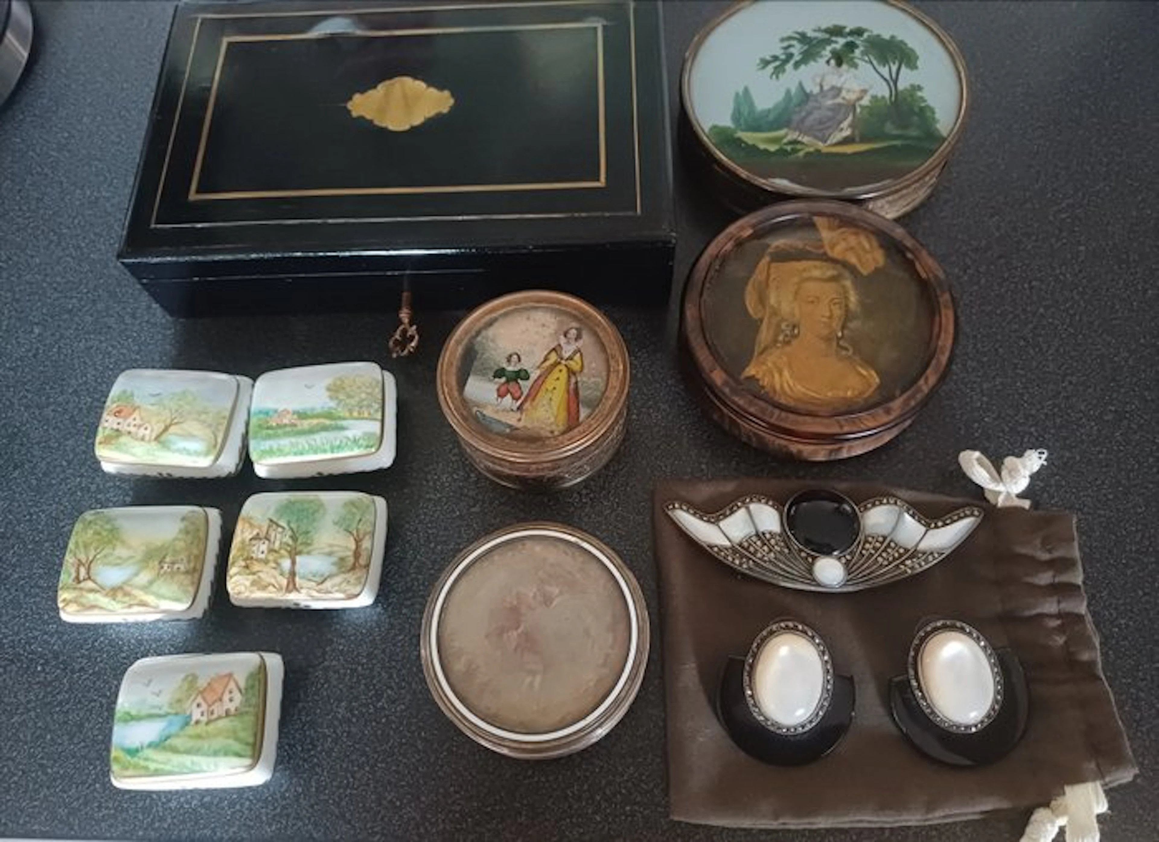 Box (11) - Silver, Wood, Porcelain - window display items