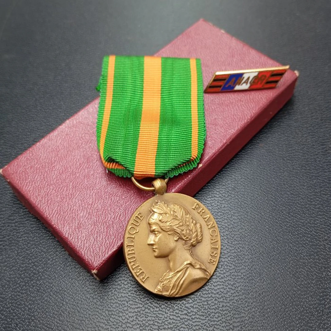 France - Medal - Médaille militaire des évadés de guerre + insigne ANACR - 1945