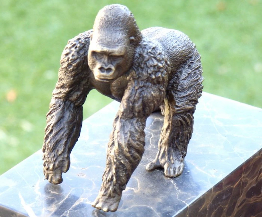 Sculpture, Fraaie bronzen Gorilla - 17 cm - Bronze, Marble - 2025