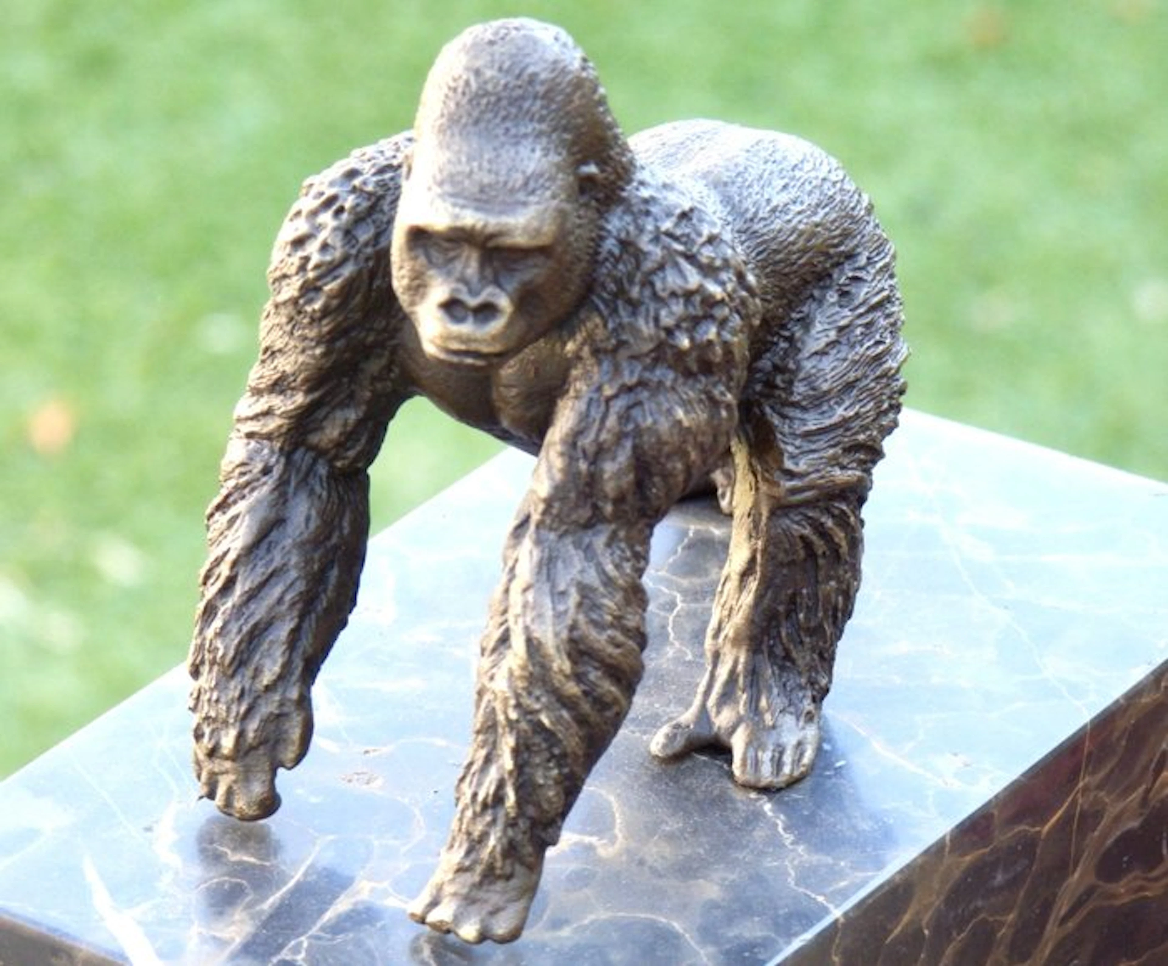 Sculpture, Fraaie bronzen Gorilla - 17 cm - Bronze, Marble - 2025