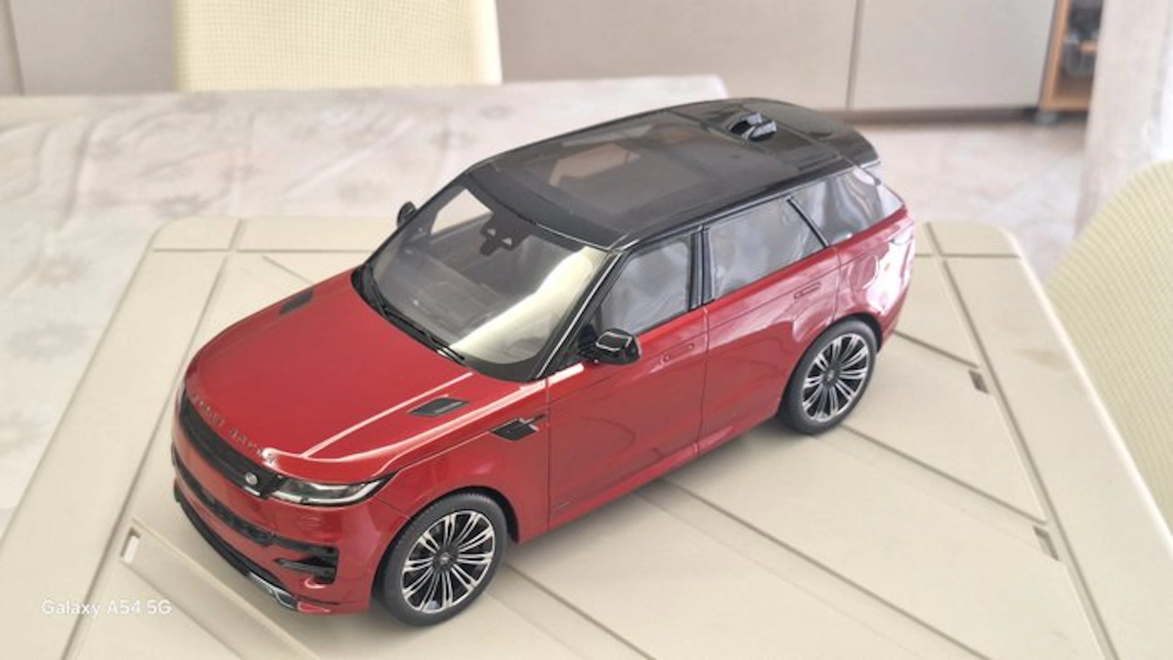 GT Spirit 1:18 - Model car - Land Rover Range Rover Sport...