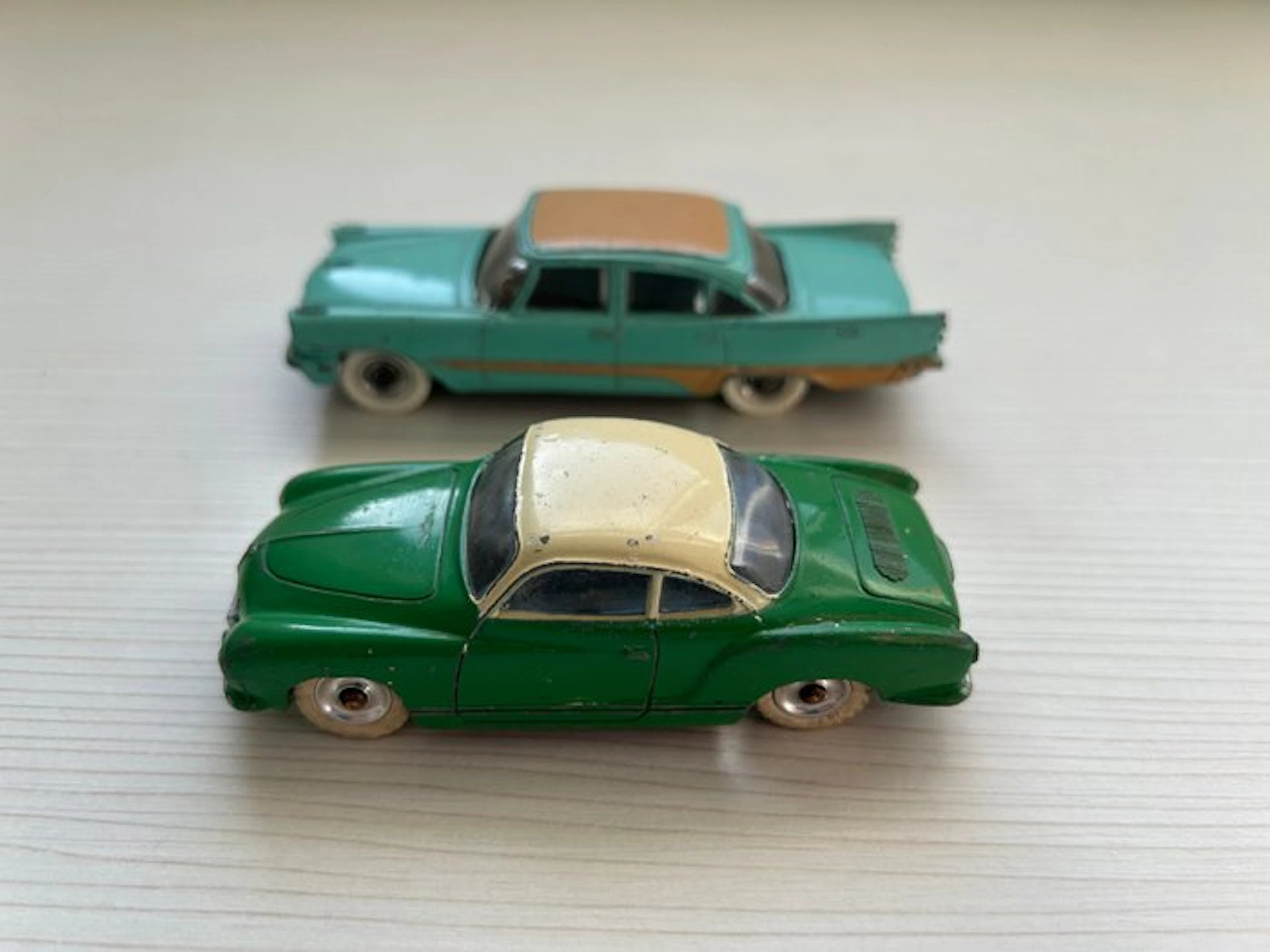 Dinky Toys 1:43 - Model car (2) - Volkswagen Karmann Ghia & De Soto Fireflite