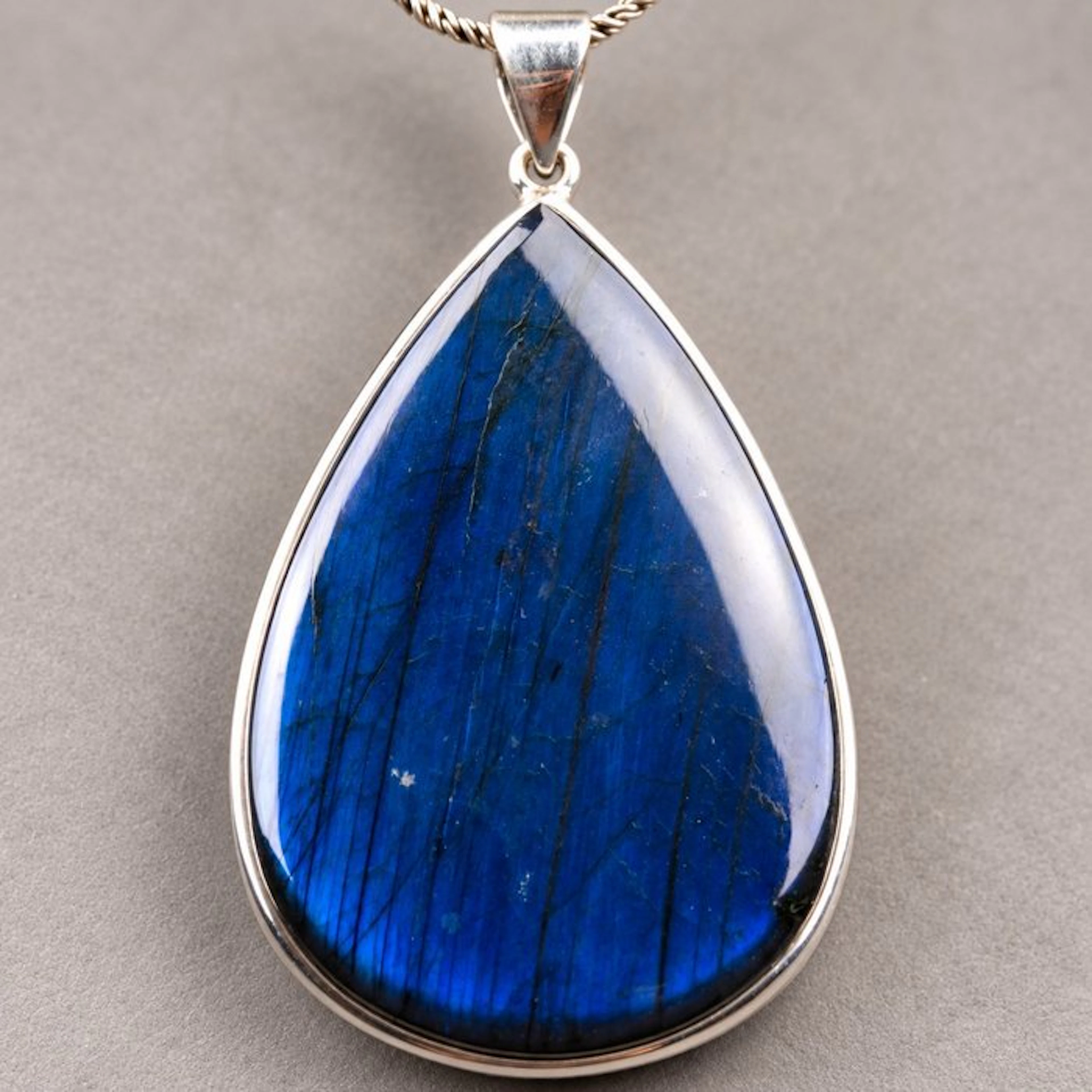 Impressive pendant in natural blue labradorite – 925...