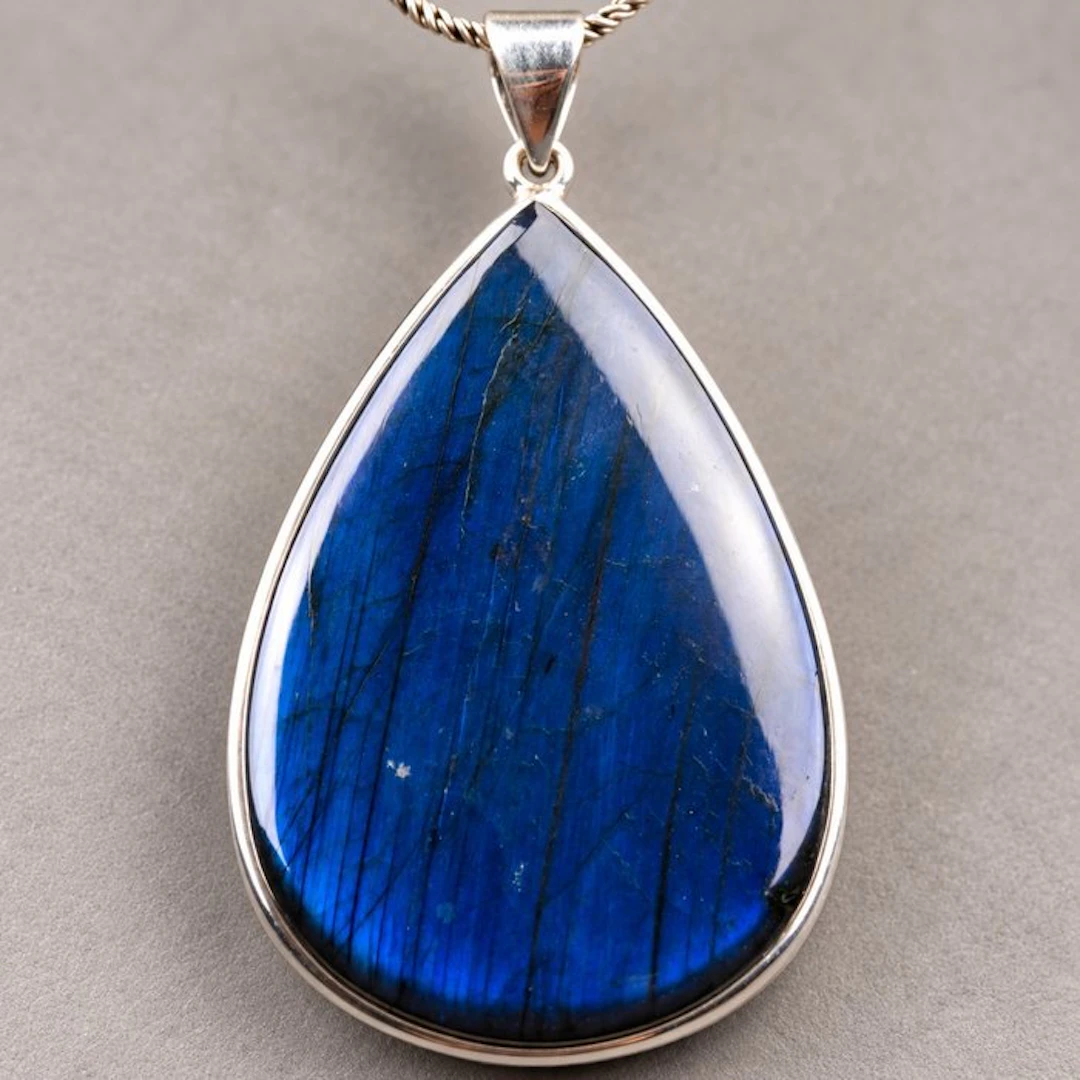 Impressive pendant in natural blue labradorite – 925...