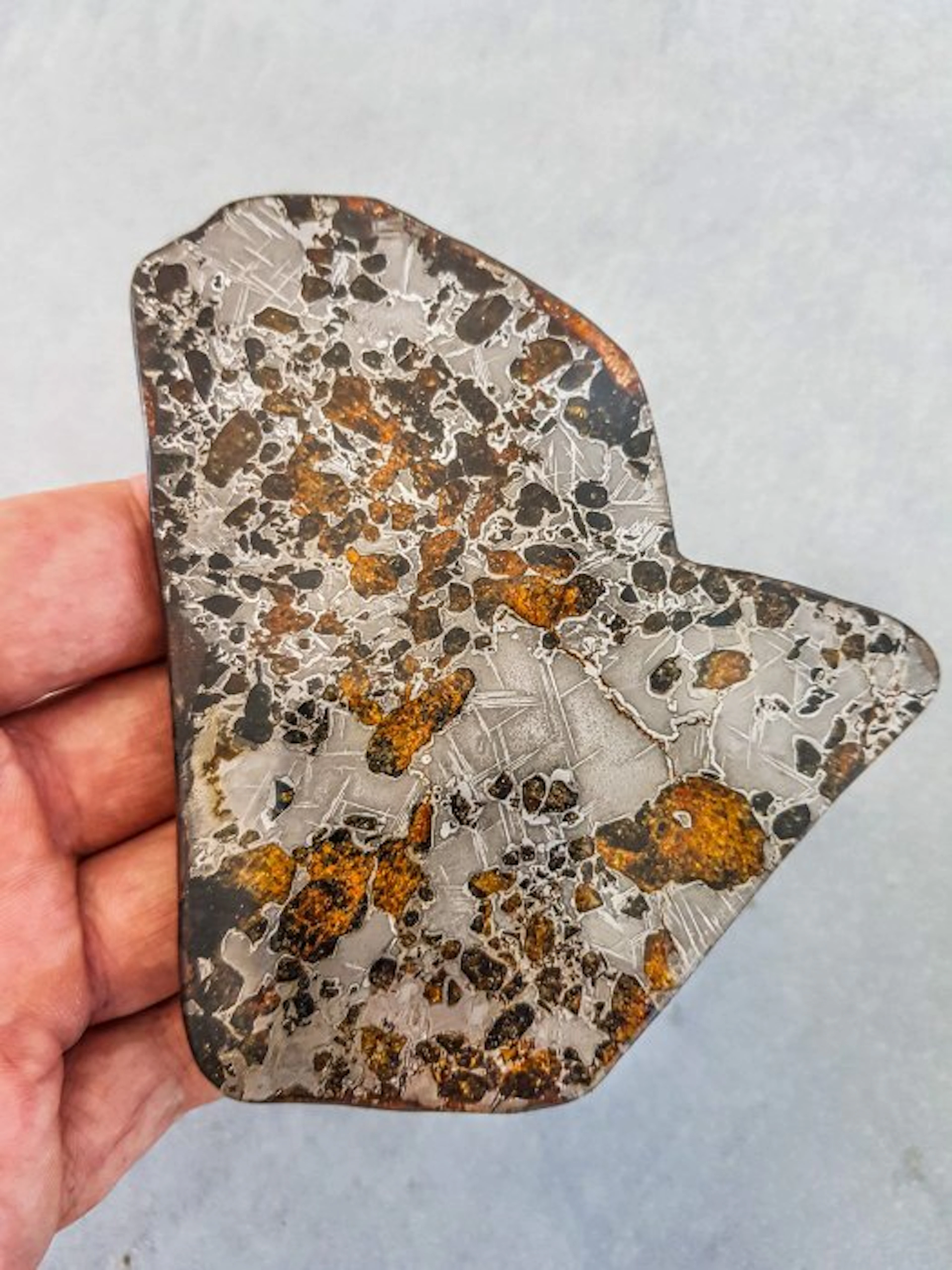 Pallasite Gyarub Zangbo - Height: 11 cm - Width: 8.7 cm - 86 g