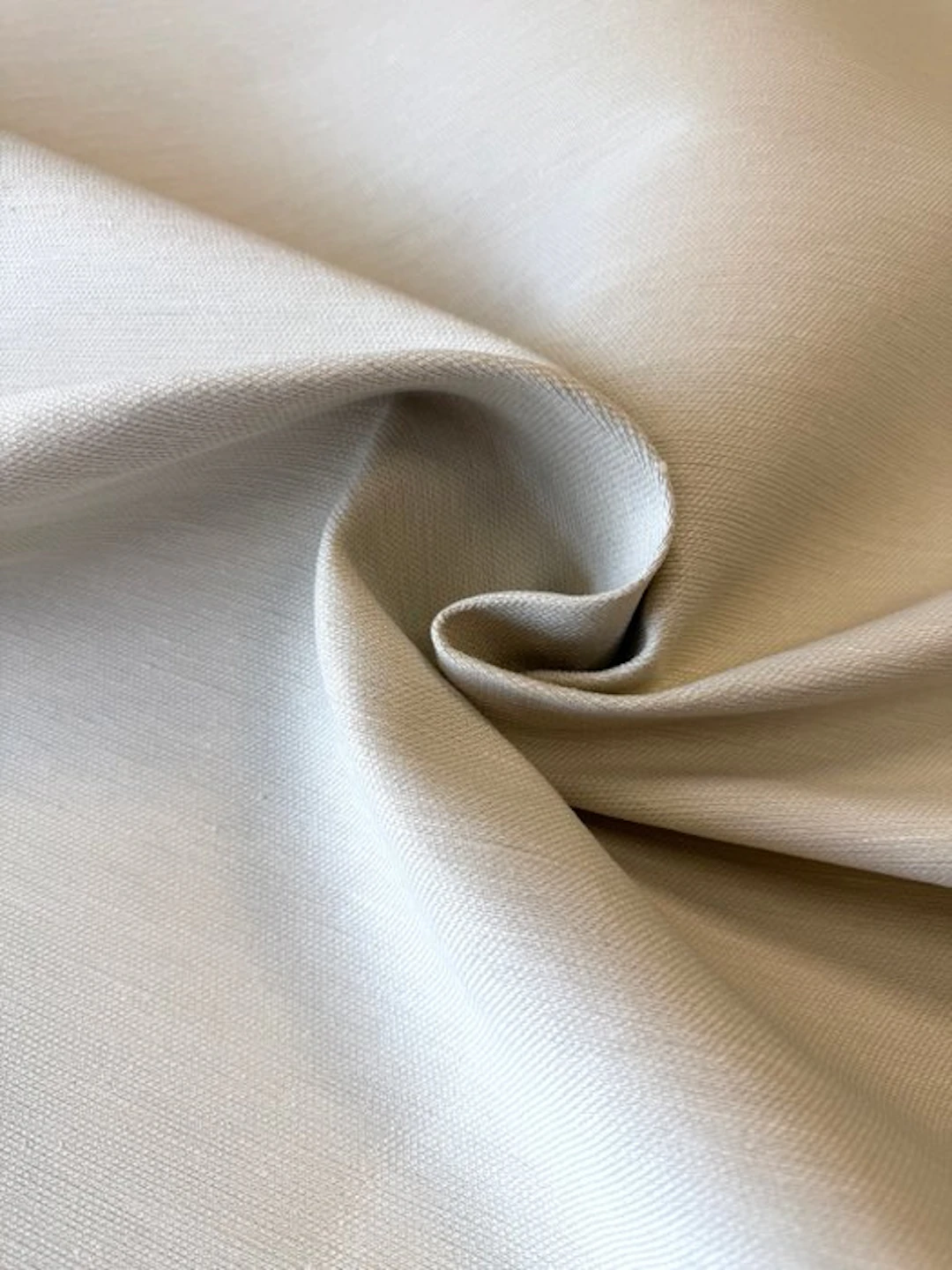 1717★ Elegant and versatile solid upholstery fabric with a compact micro-weave