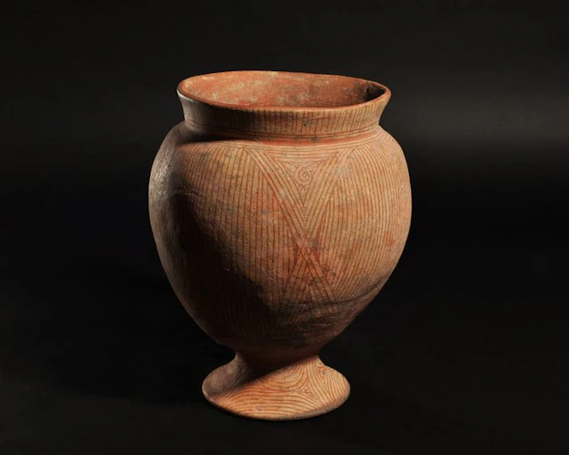Ban Chiang Pottery Painted Vessel with TL test - 33 cm