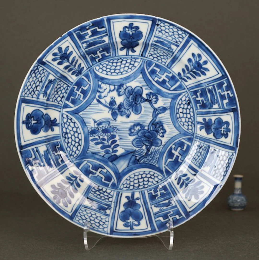 Kangxi (1662-1722) - Wanli Style - Plate - Balancing...