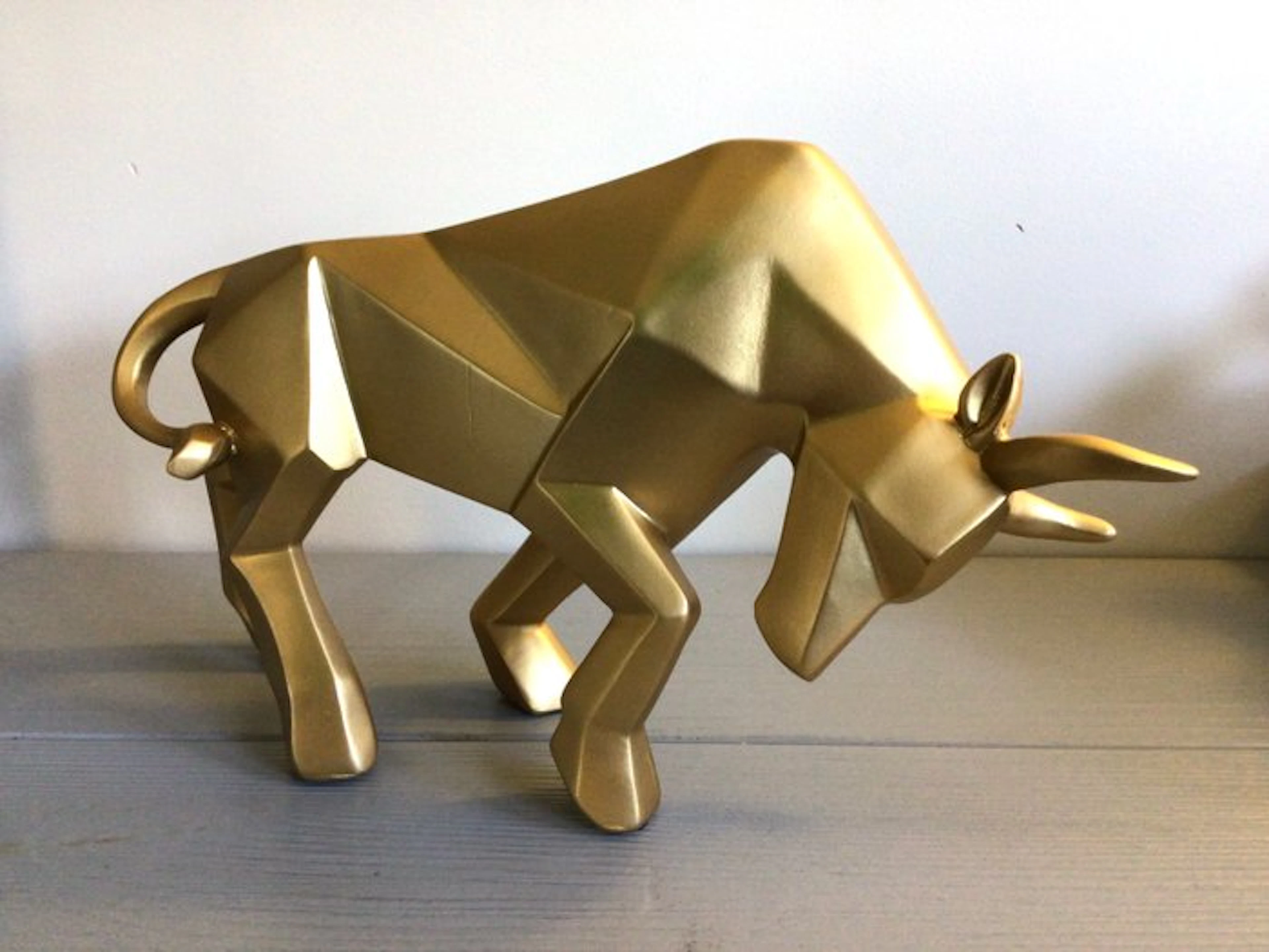 Sculpture, Imponerende Stier - 18 cm - Resin