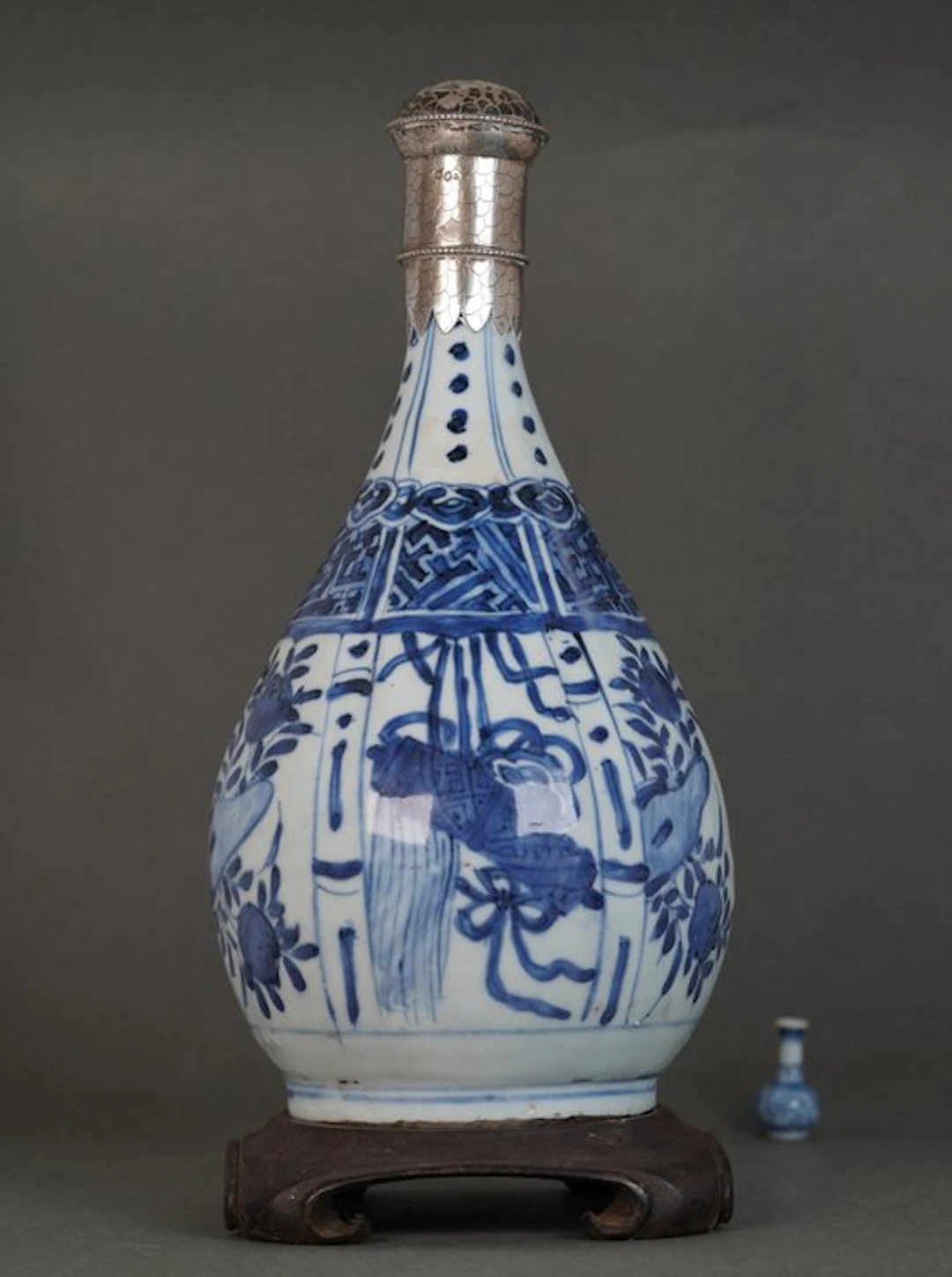 Bottle vase - Porcelain - China - Wanli (1572-1619) - Buddhist Treasures