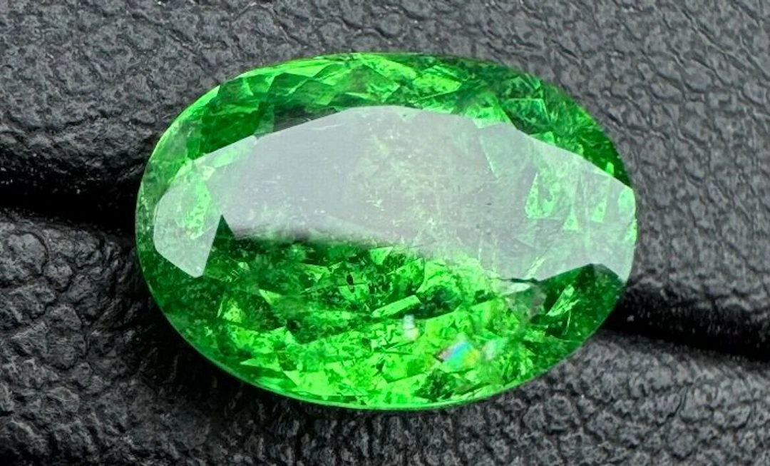 Green Tsavorite, Garnet - 2.61 ct - International Gemological Institute (IGI)