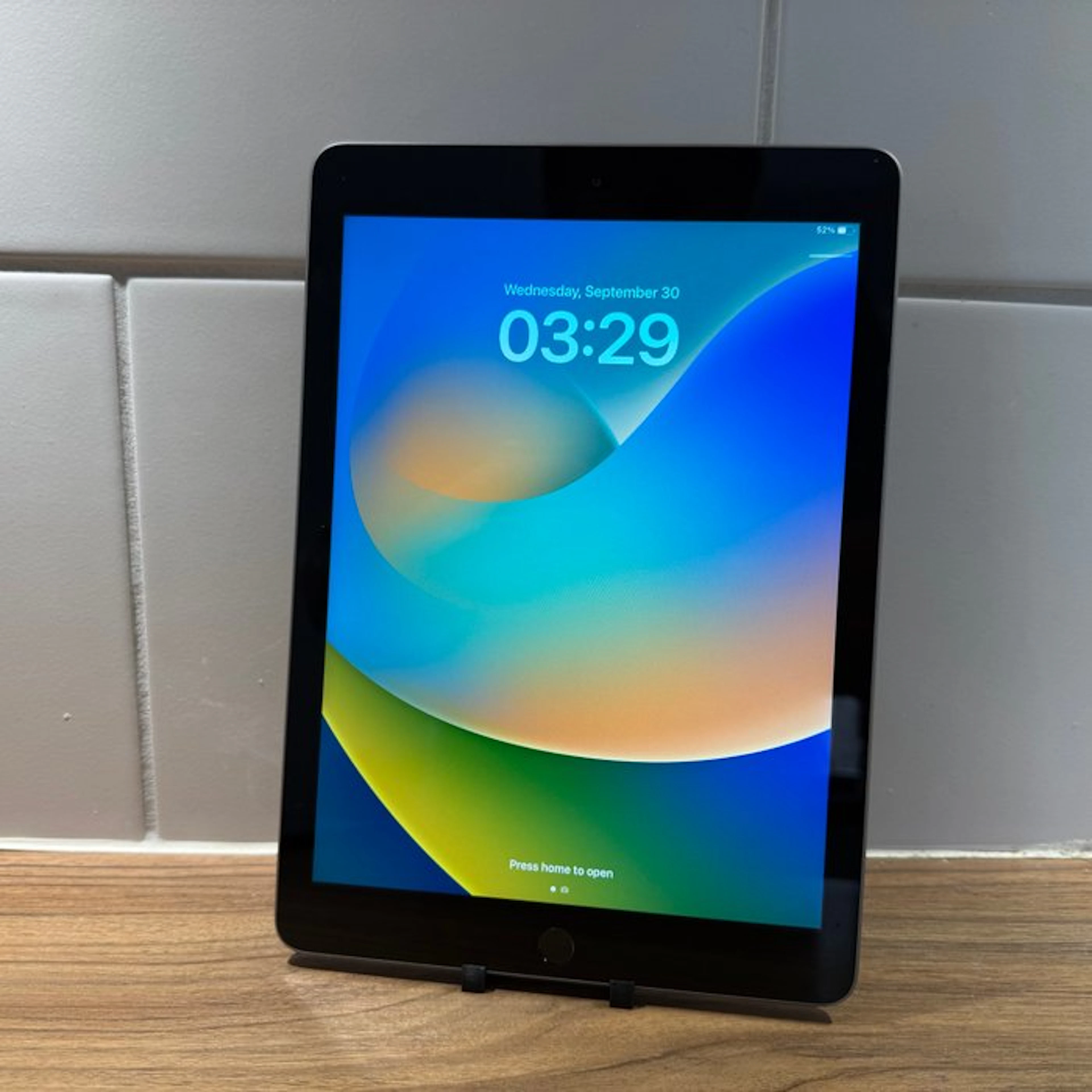 Apple iPad (5th Generation) 128GB Wifi - Mobile phone