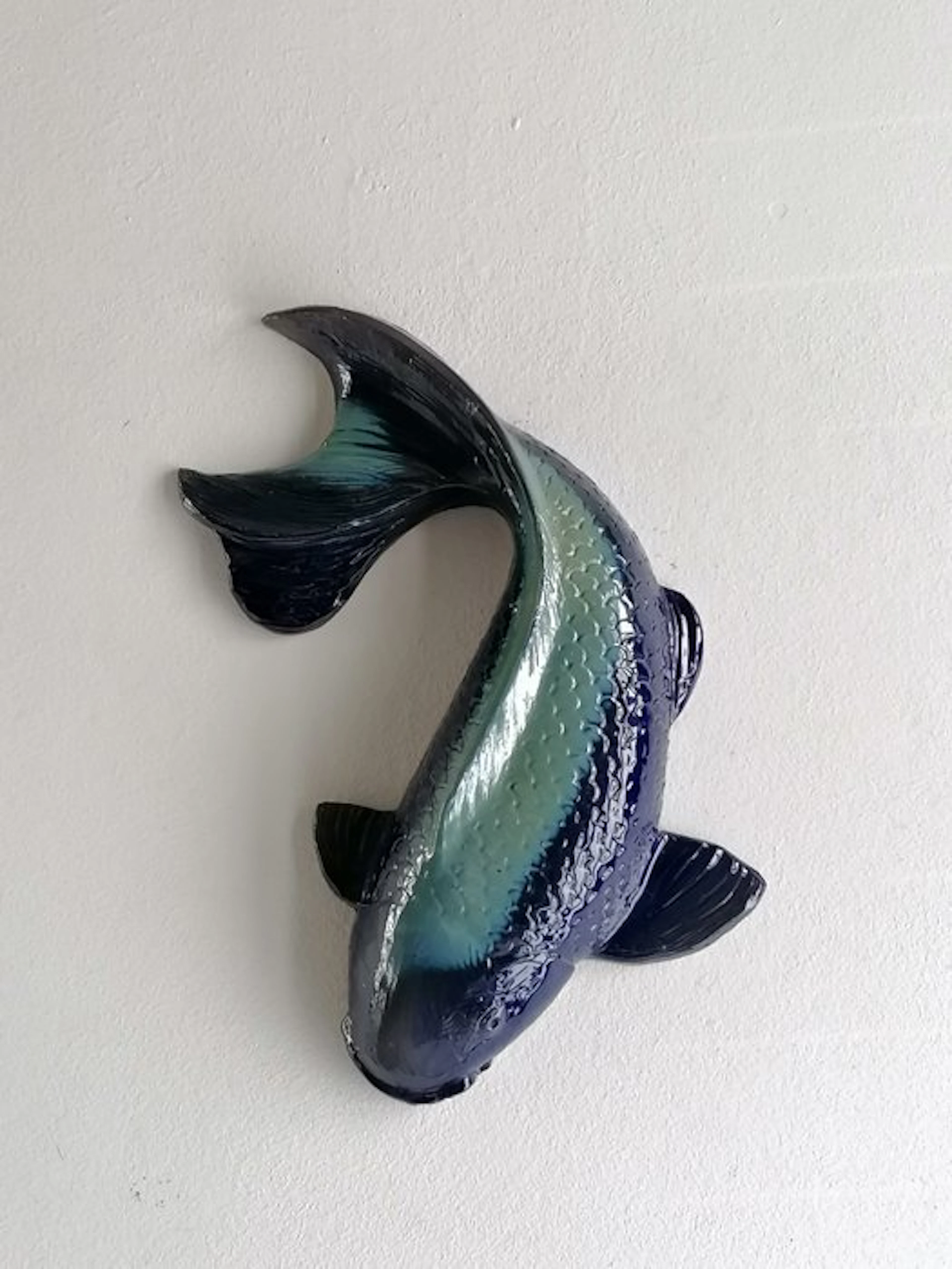 Vanessa Bonino - Sculpture, Blue Koi carp - 37 cm - Majolica - 2026