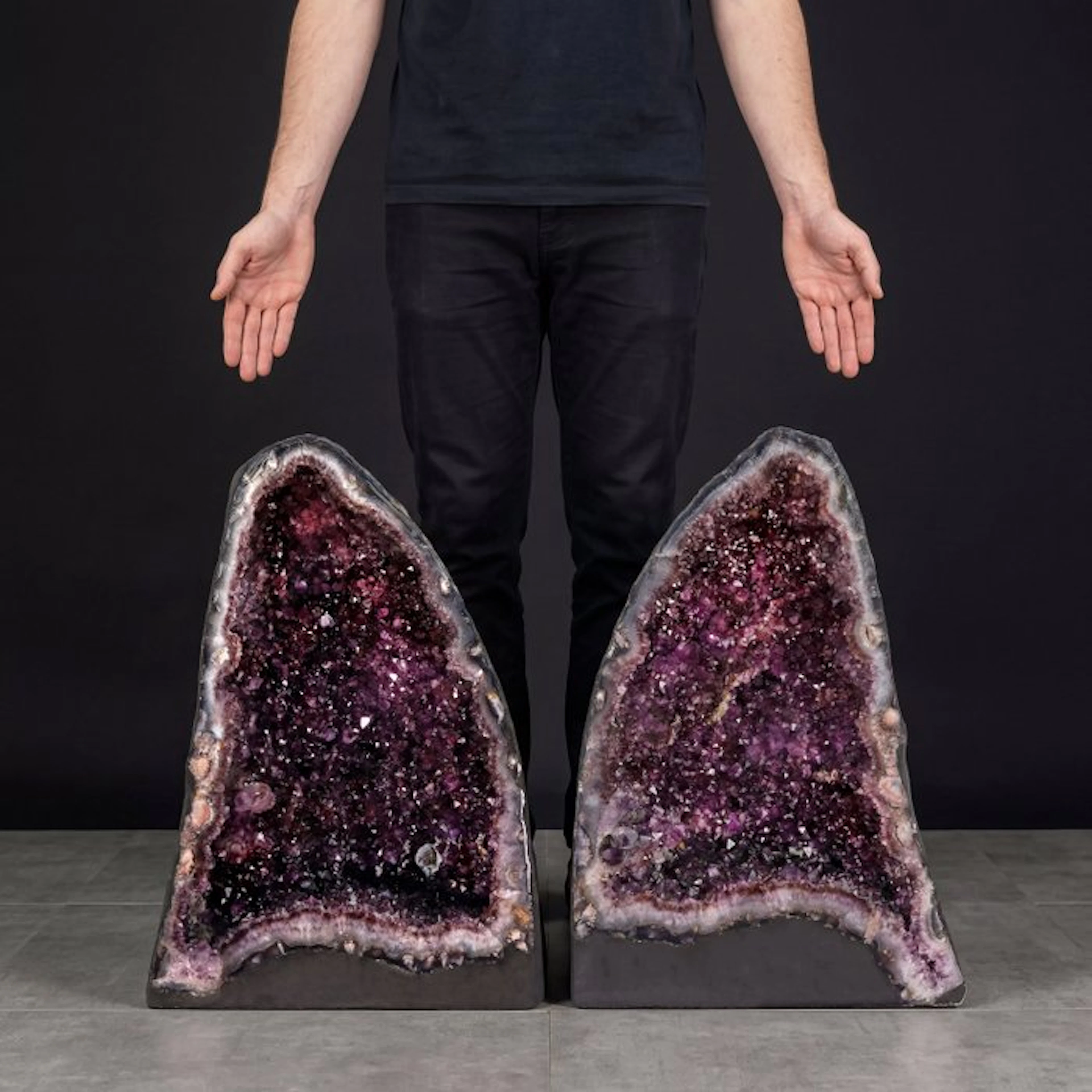 'Iron Red' Amethyst - Matched Pair Geode - 44x29x16 cm- 38 kg