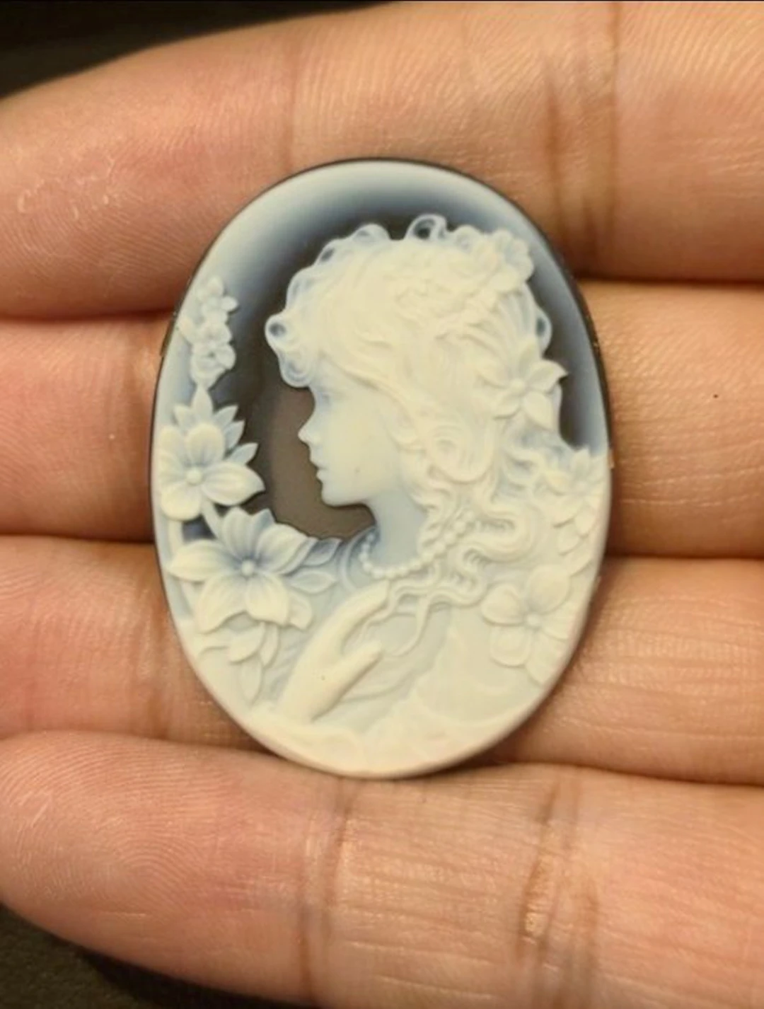 No reserve price - Cameo Resin