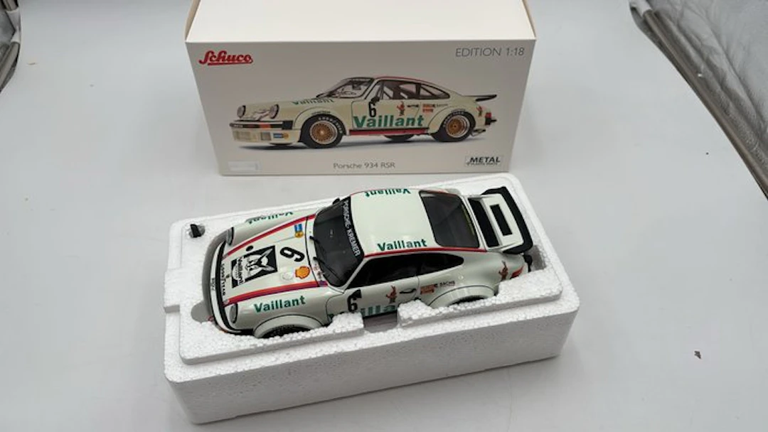 Schuco 1:18 - Model car - Kremer Porsche 934 RSR 1976 - (cod.F15)