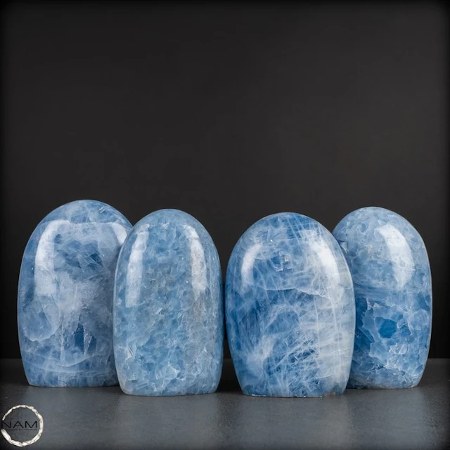 Blue calcite freeforms – gentle hues and fascinating...