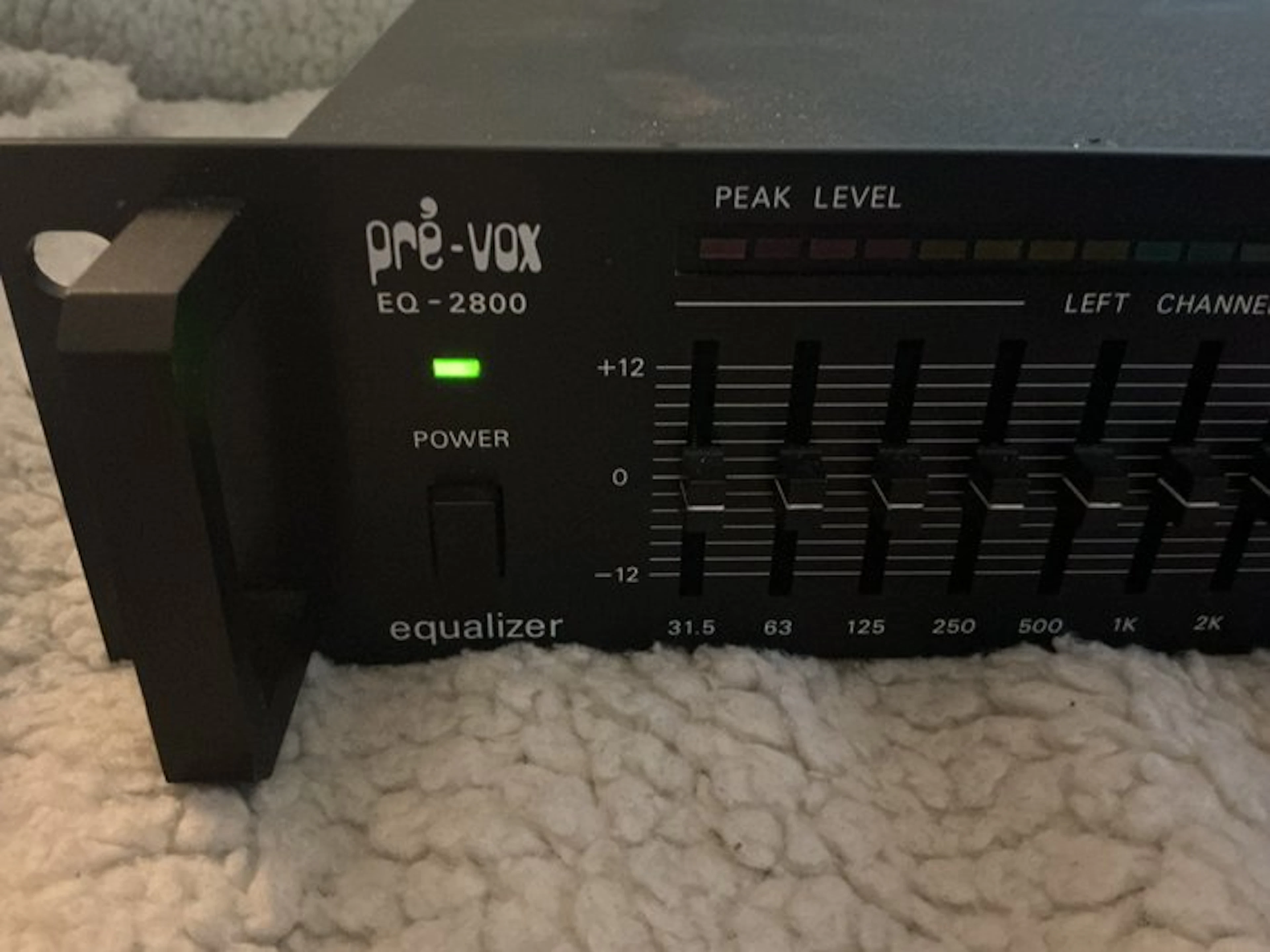 Pré-Vox - EQ-2800 / Dual with LED Display Indicators Stereo graphic equalizer