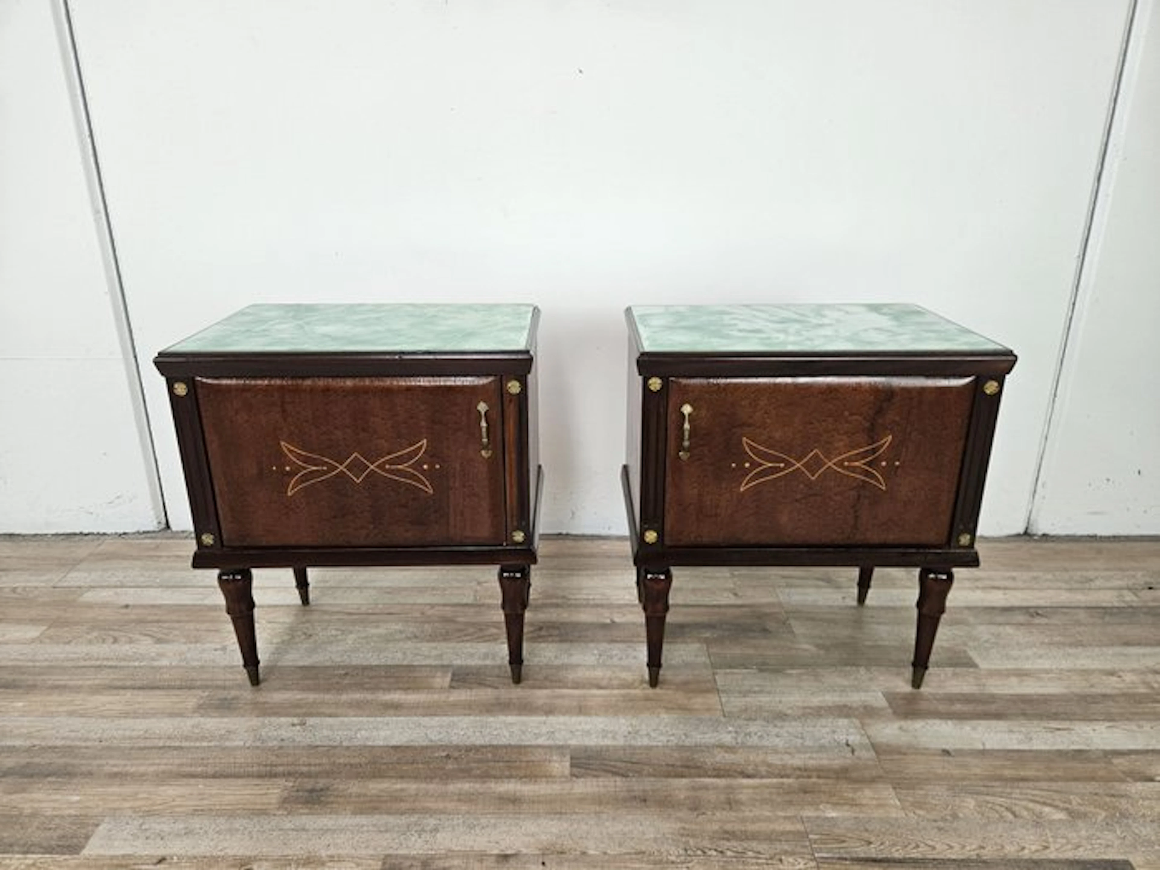 Nightstand (2) - Pair of oak nightstands with glass top. - Oak, Brass, Glass