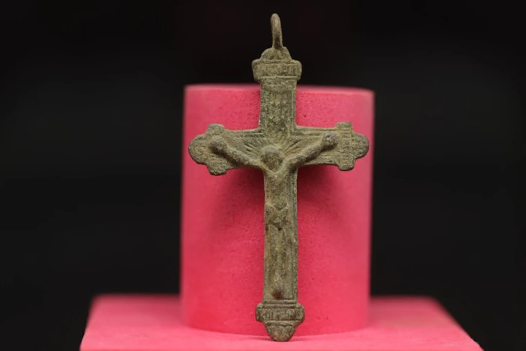 Medieval (Gothic) - Bronze Votive Cross pendant - 5.8 cm (No reserve price)