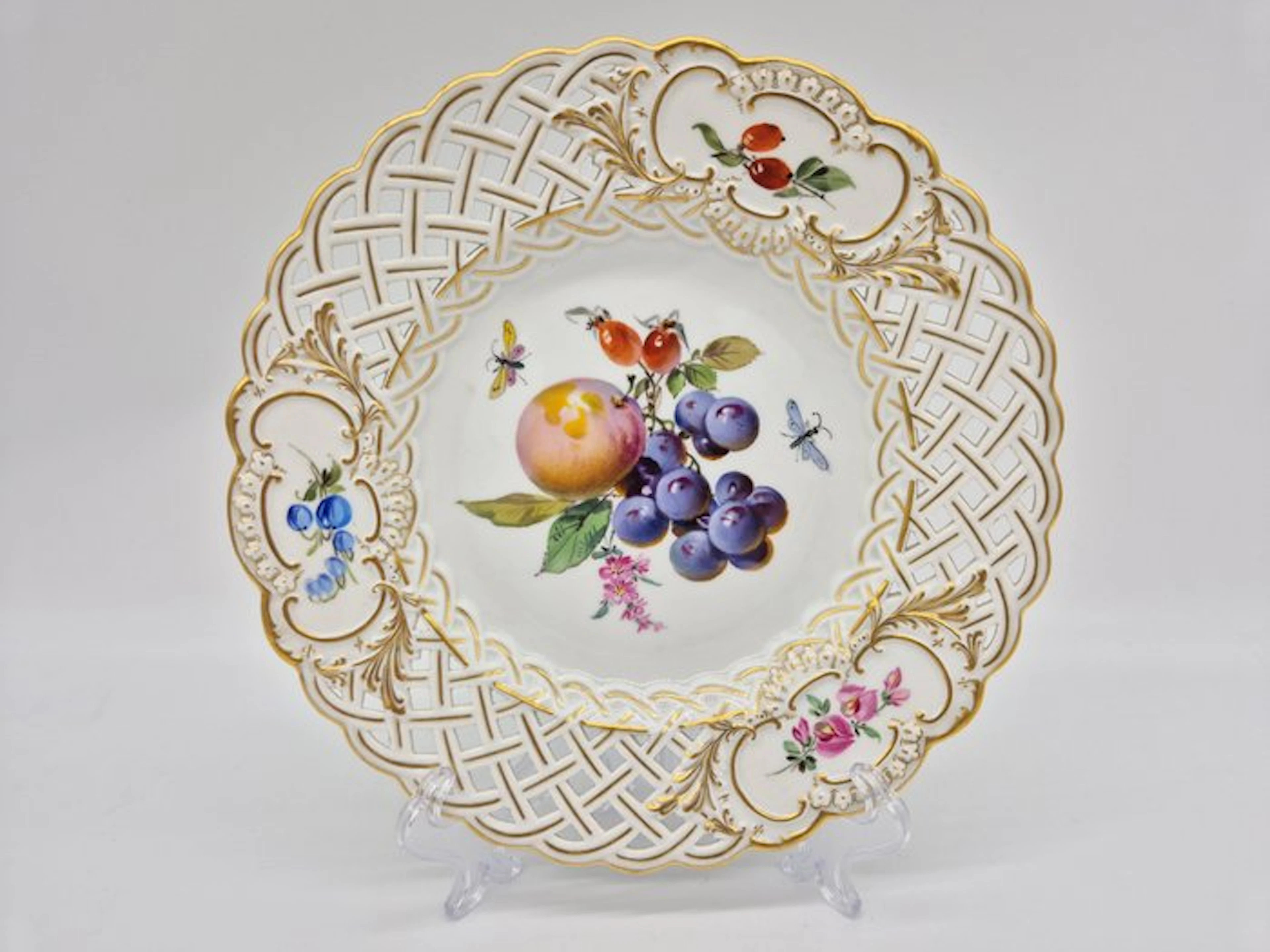 Meissen - Durchbruchteller mit Obstmalerei und Goldstaffage - Plate - Porcelain