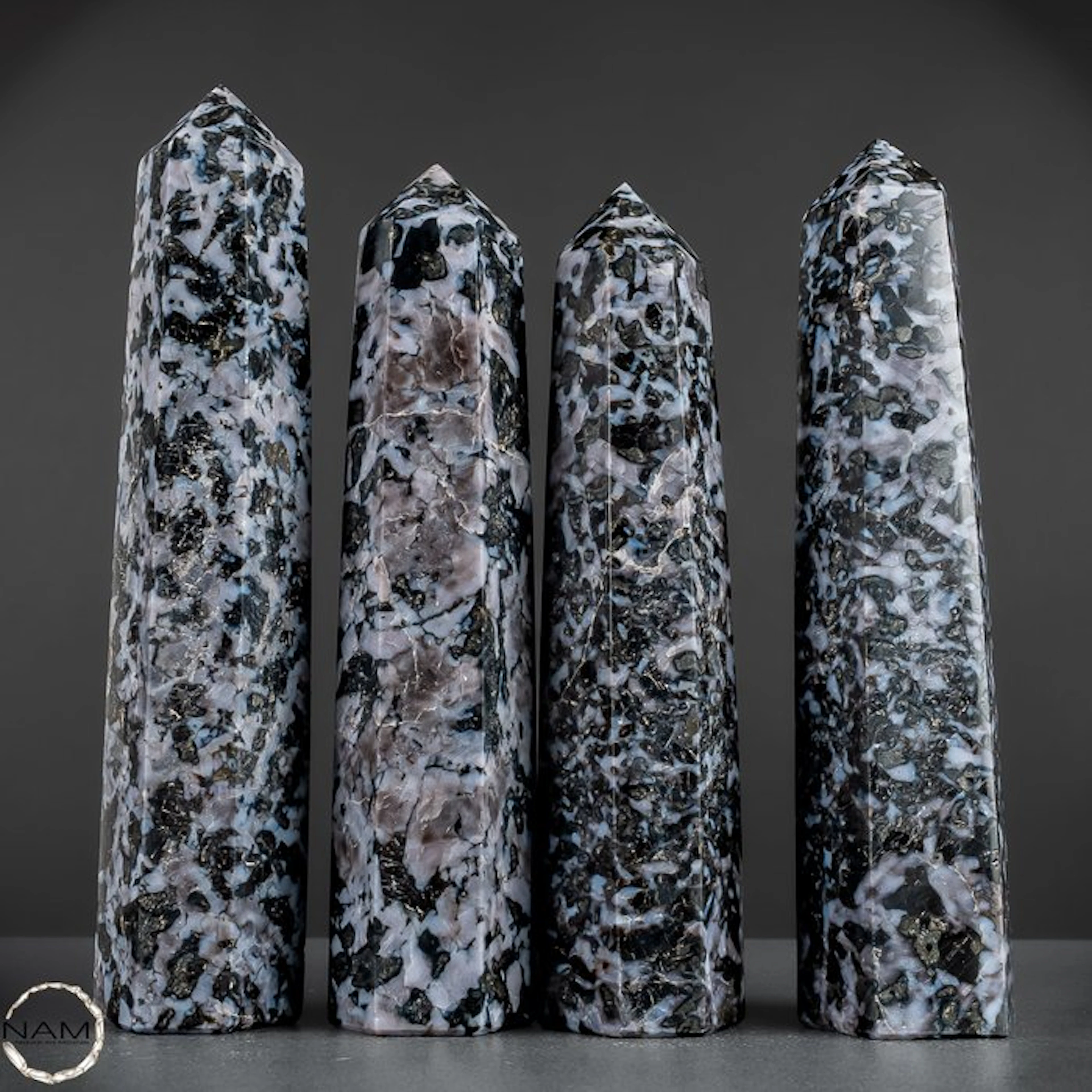 Merlinit Obelisks – Expressive natural stones with an...