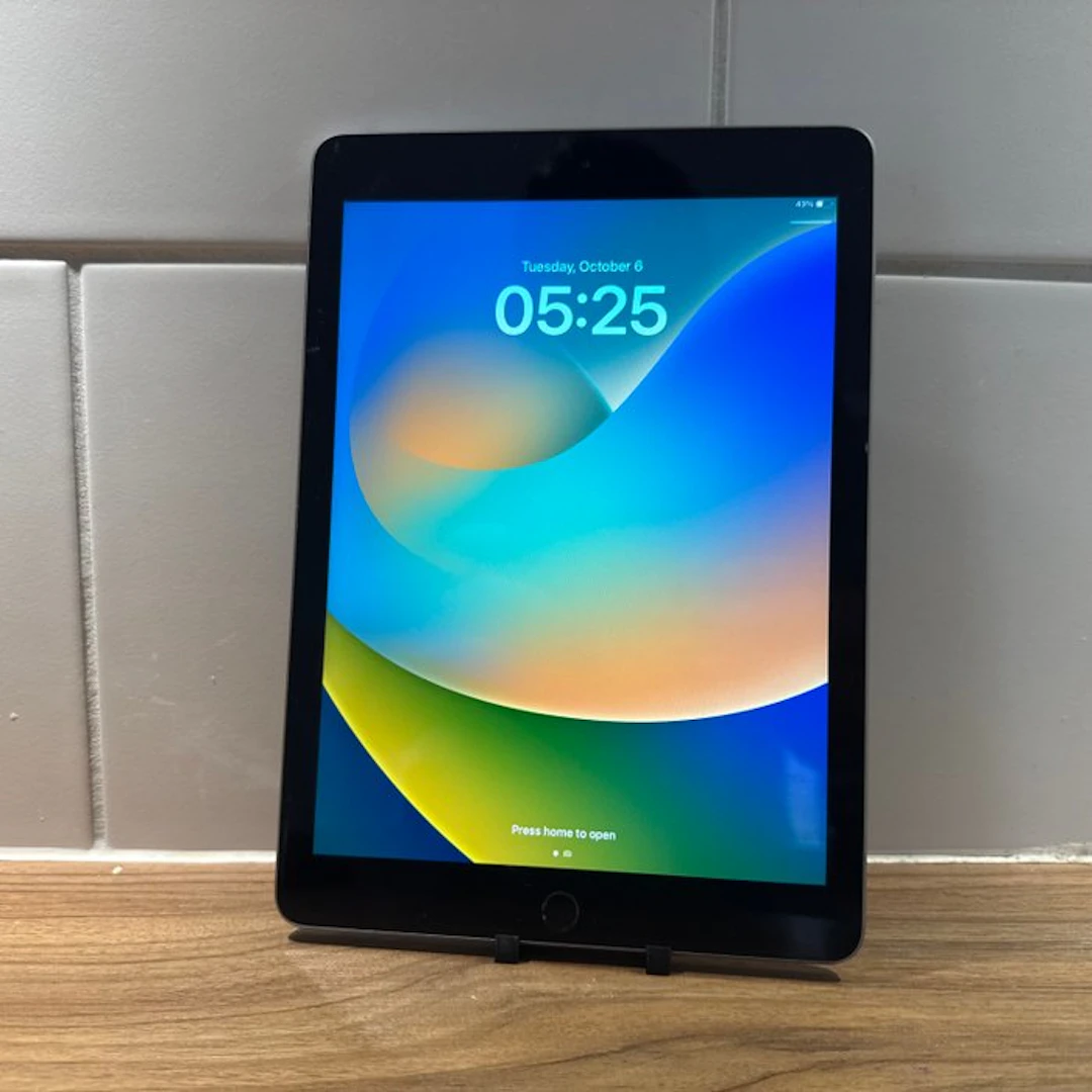 Apple iPad (5th Generation) 128GB Wifi - Mobile phone