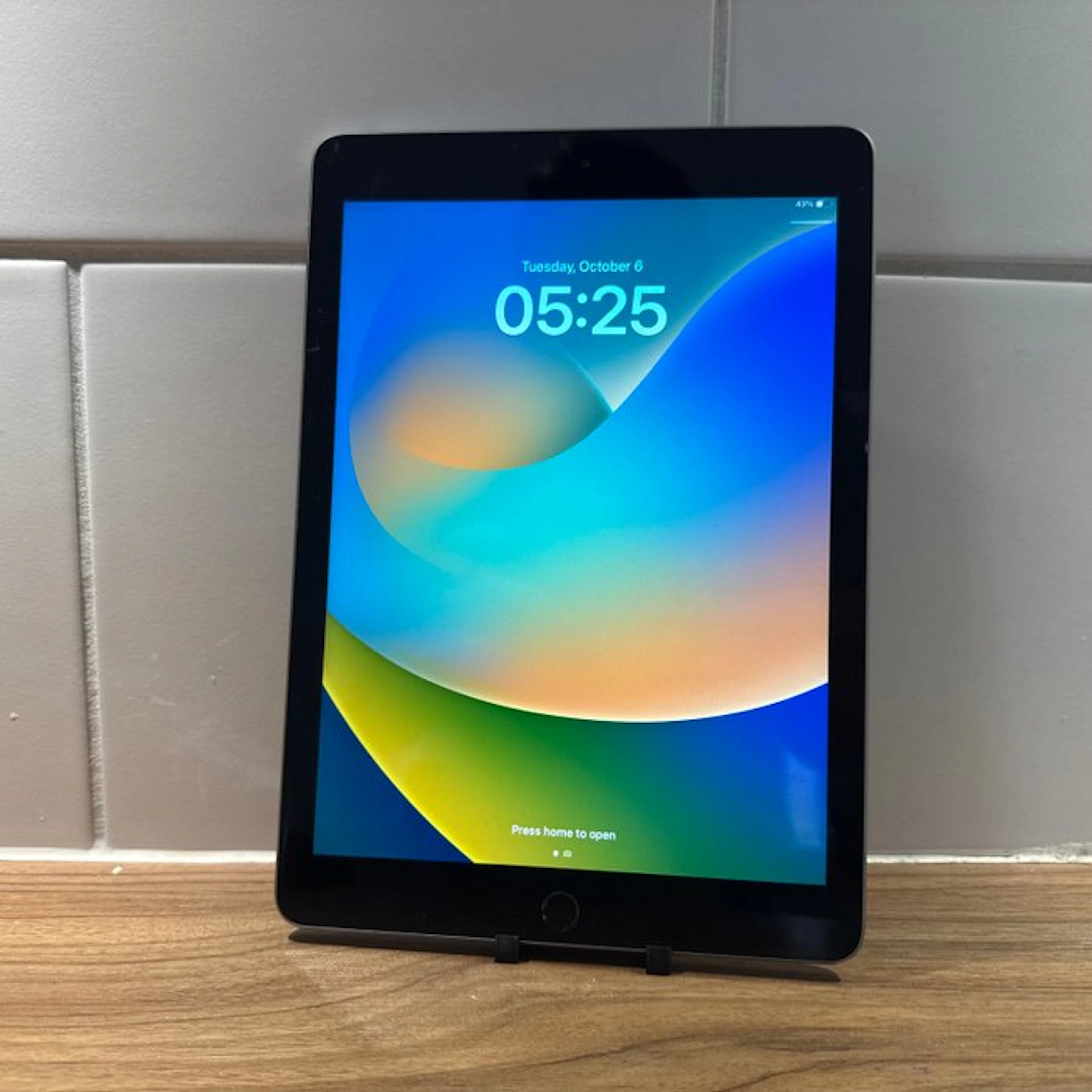 Apple iPad (5th Generation) 128GB Wifi - Mobile phone
