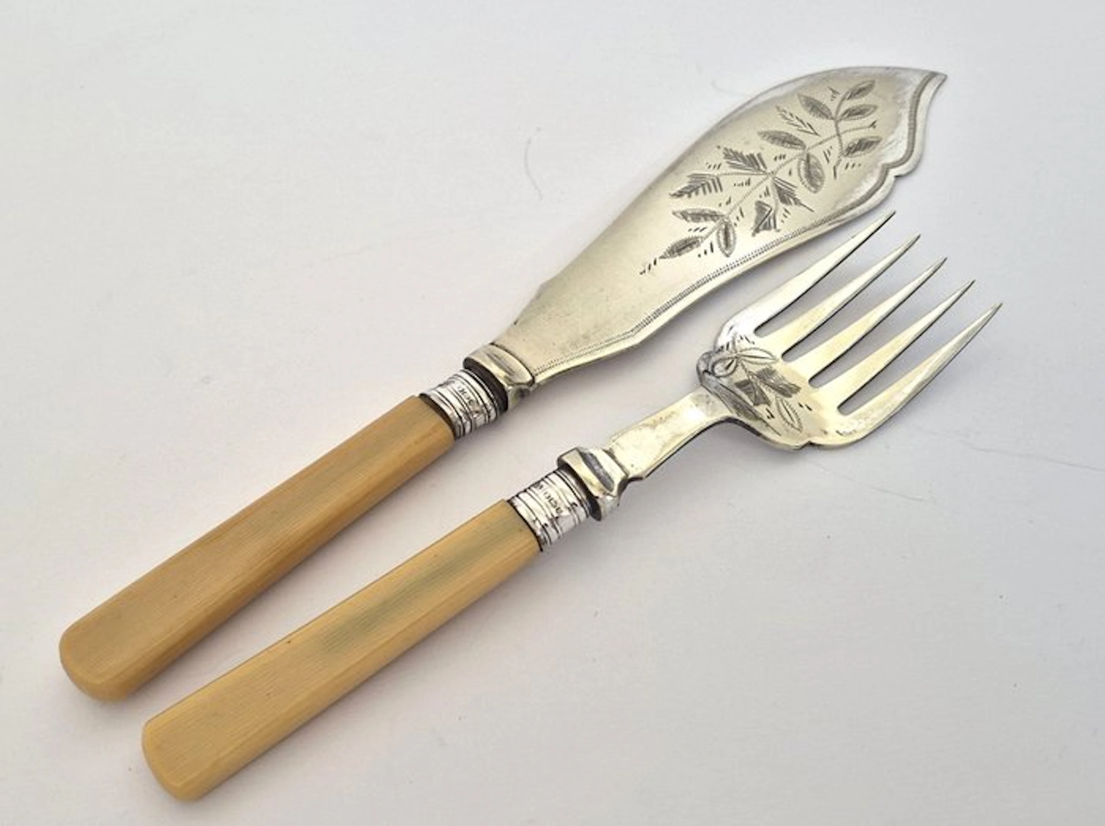 Fish serving set (2) - with silver necklace